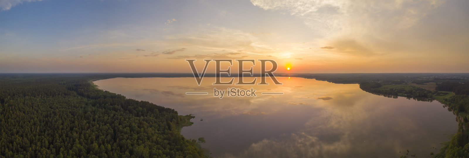 秋季森林与湖泊照片摄影图片