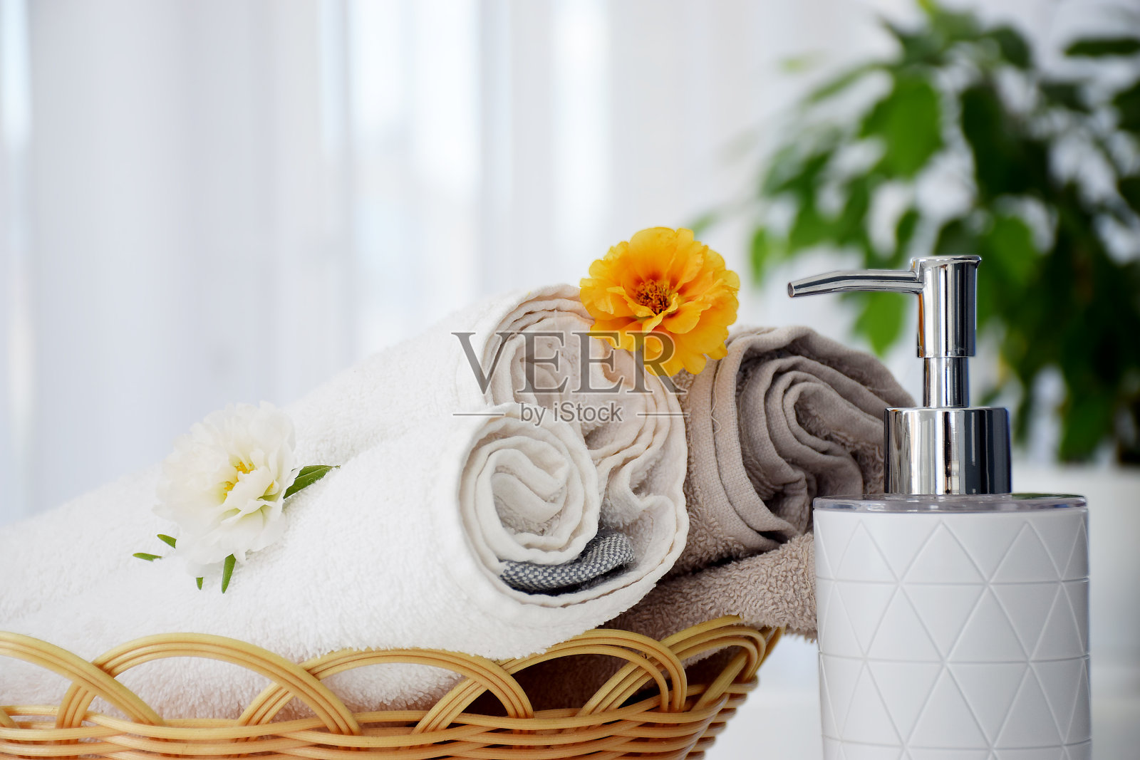 柳条篮子和液体容器内的毛巾照片摄影图片