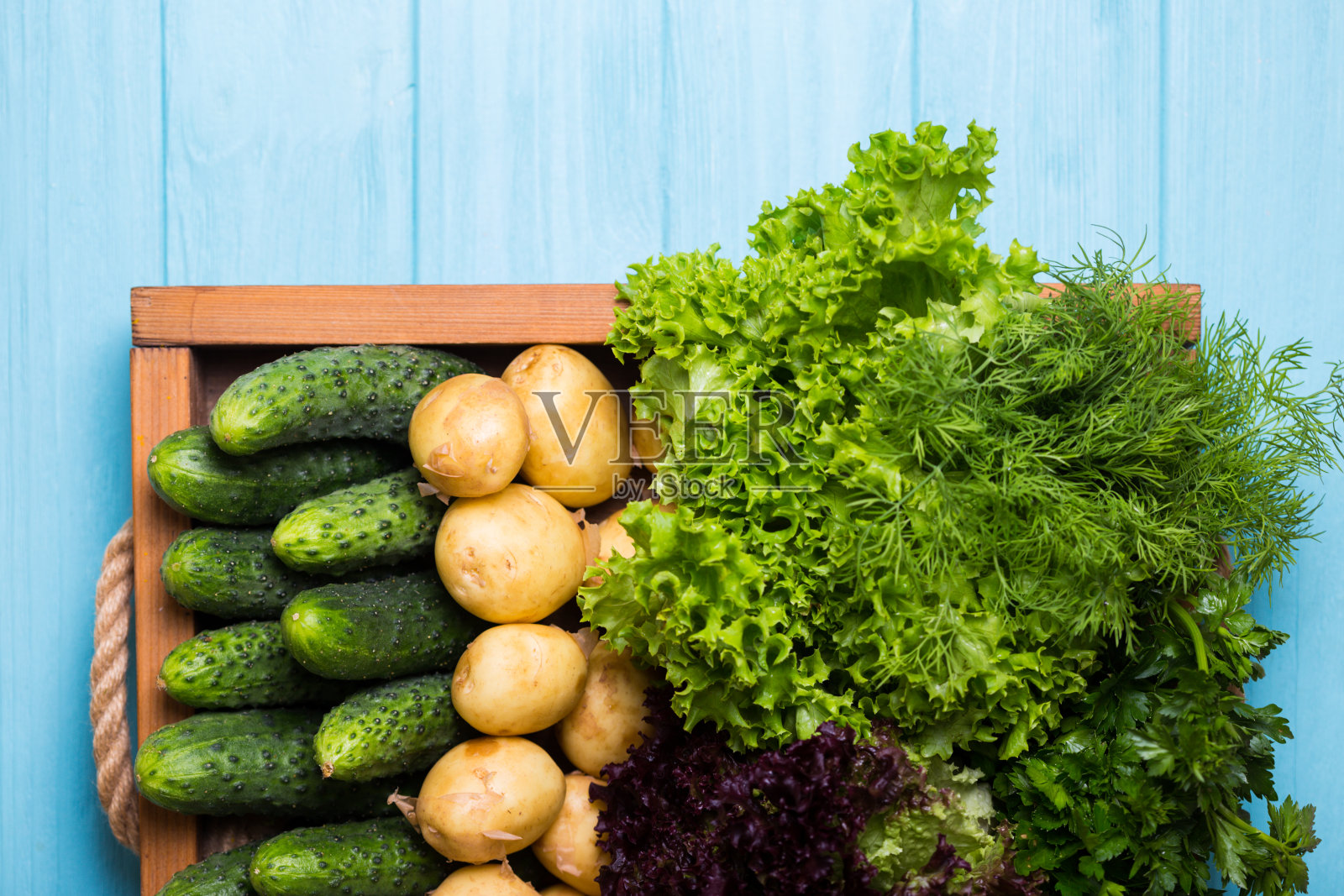 健康饮食。蓝木背景的托盘里的新鲜蔬菜照片摄影图片
