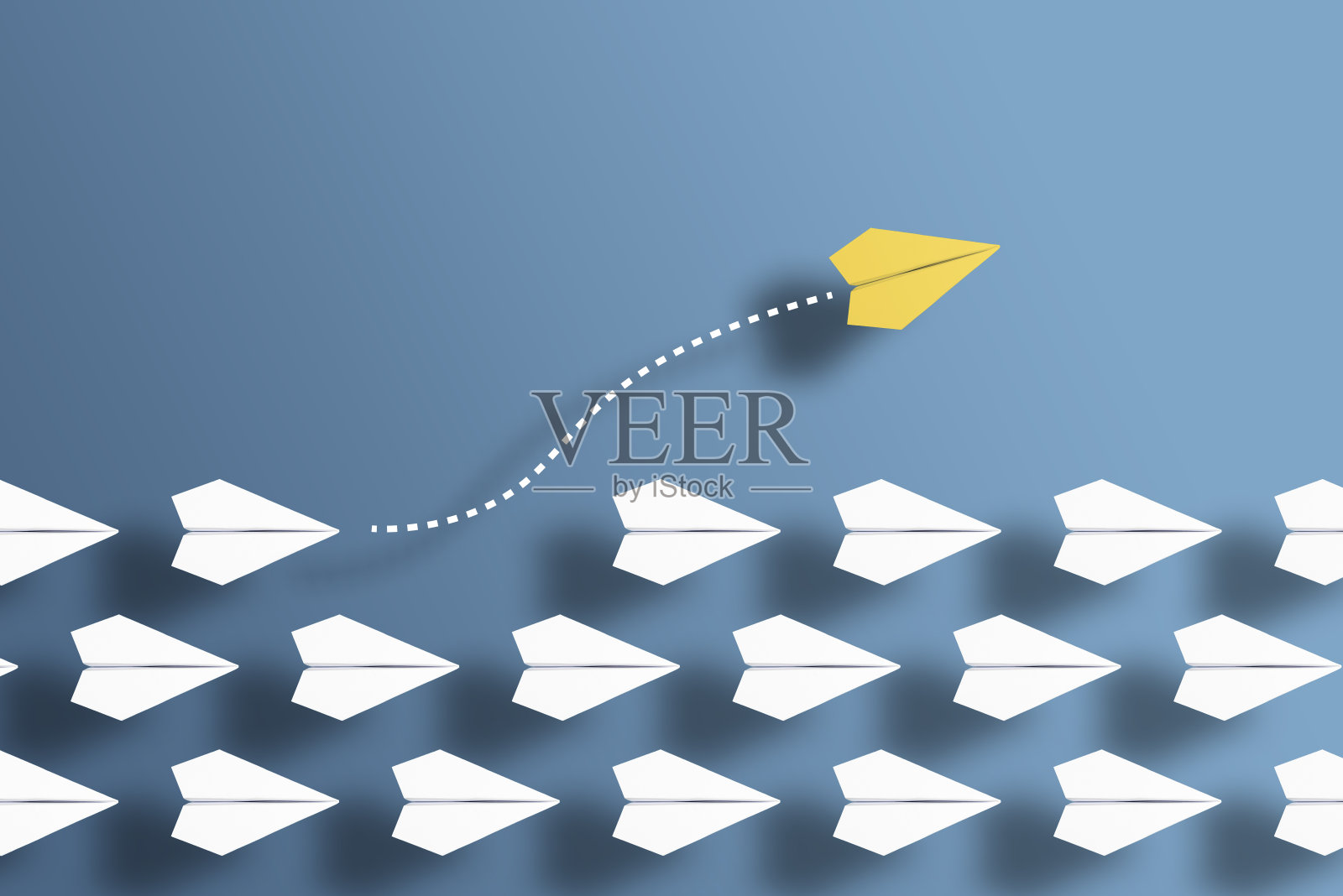 蓝色背景下的纸飞机排成一行，一个纸滑翔机朝不同方向飞行照片摄影图片