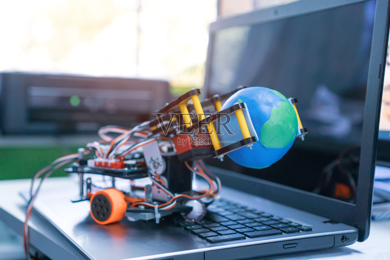 科学、技术、工程、数学、数学教育，实验室的机器人电子编程板。数学、工程、科学、创新技术的概念照片摄影图片