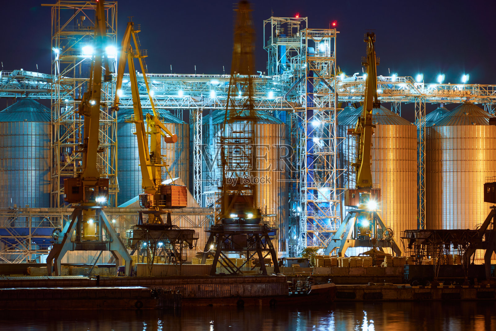 工业港口夜景，船舶等待装卸，货物海运照片摄影图片