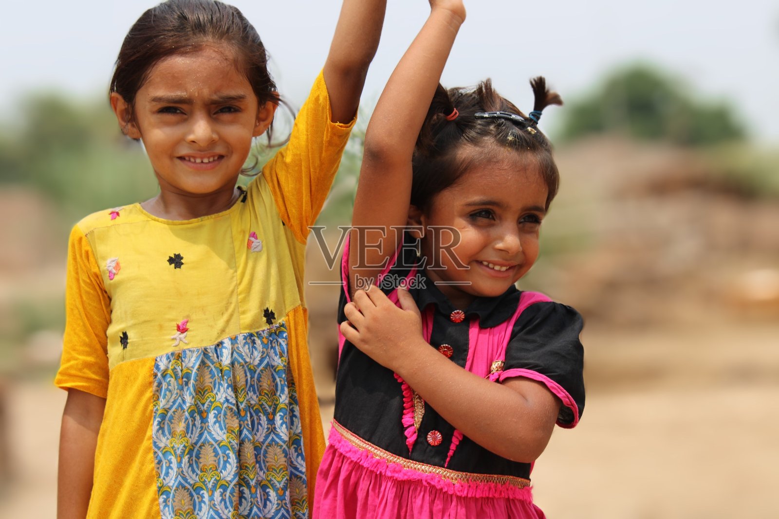 孩子两个可爱的南亚血统的女孩子看着每一个巴基斯坦的孩子照片摄影图片