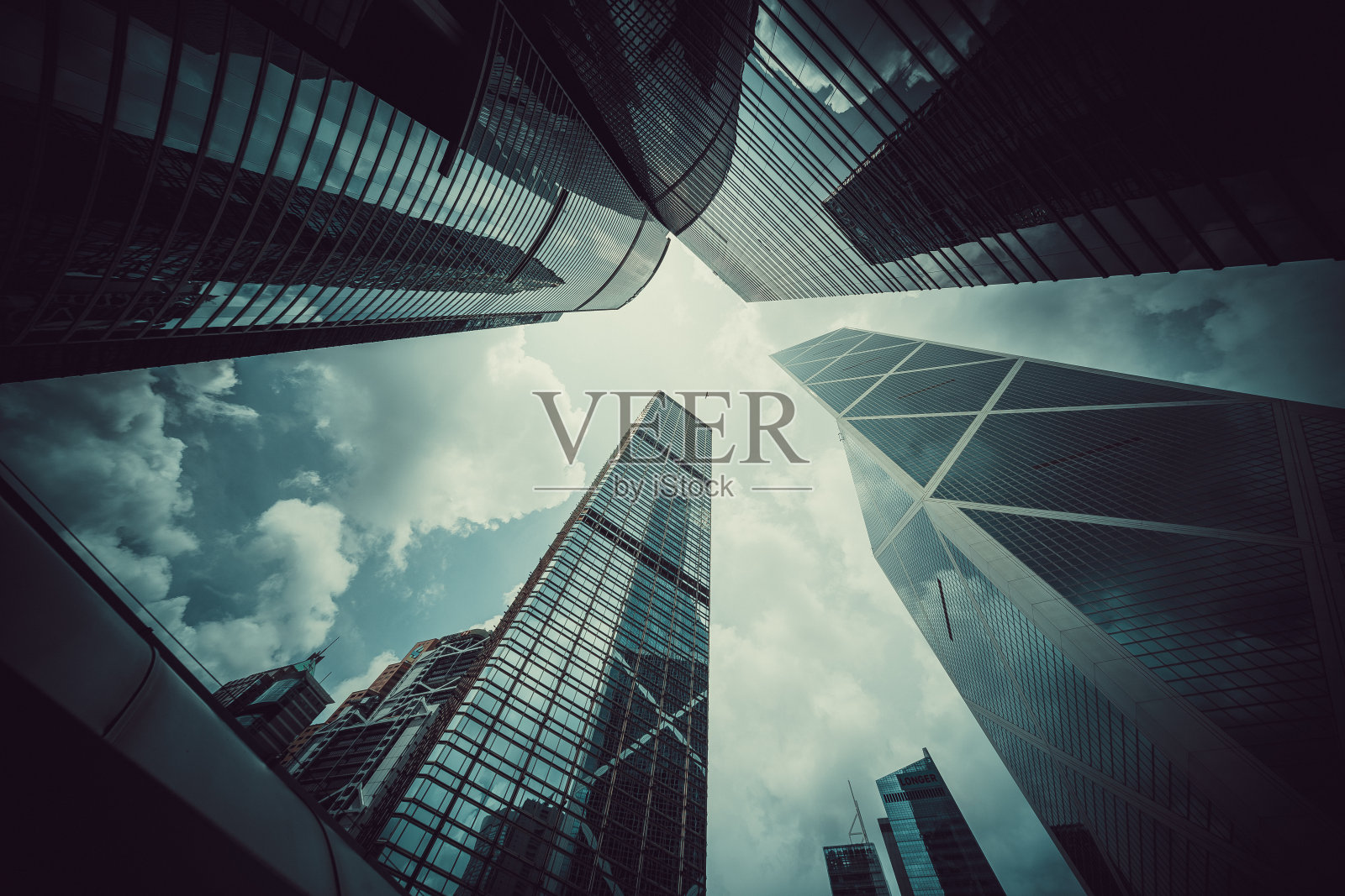 城市里有摩天大楼。办公大楼。照片摄影图片