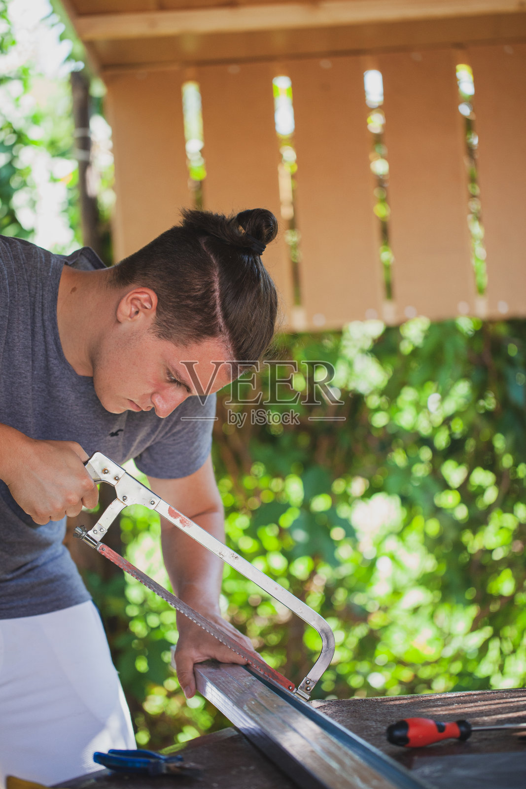 像木匠一样在后院干活的男人照片摄影图片