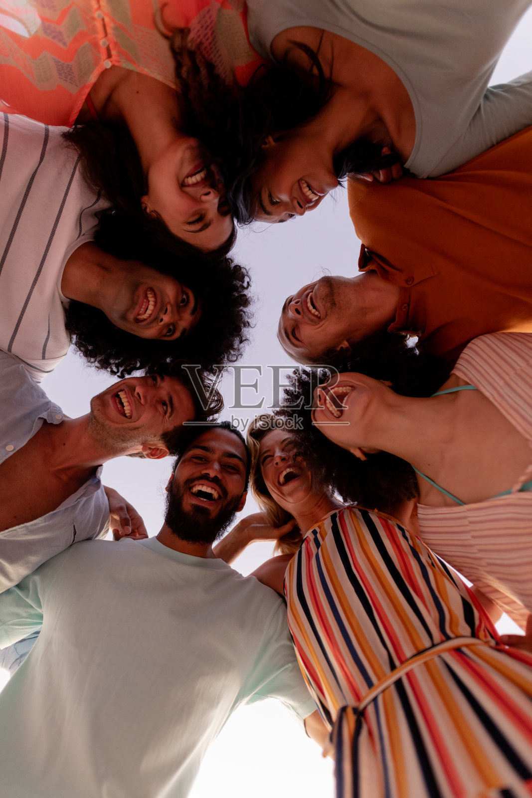 多民族的男性和女性在海滩上玩照片摄影图片