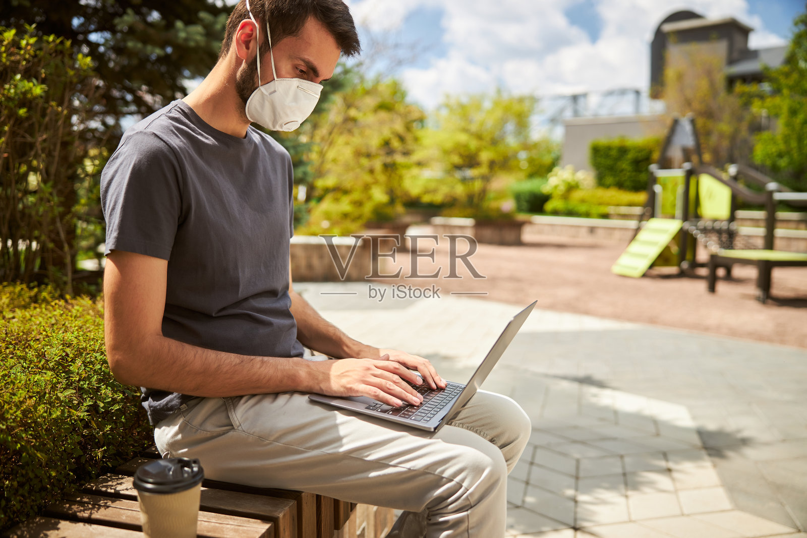认真的男性自由职业者在电脑前工作照片摄影图片