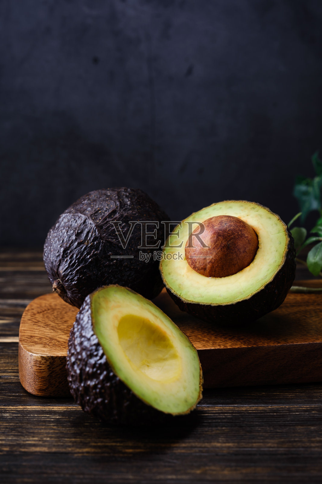 新鲜的有机牛油果放在木桌上照片摄影图片