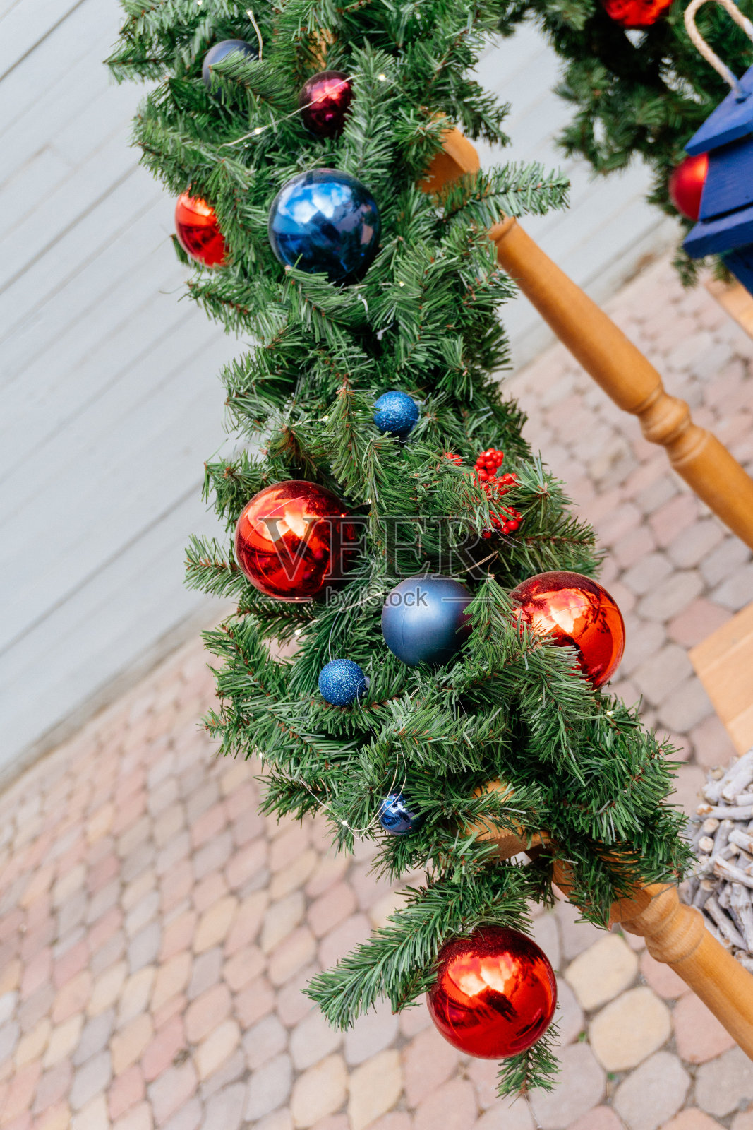 圣诞节的前门装饰。照片摄影图片
