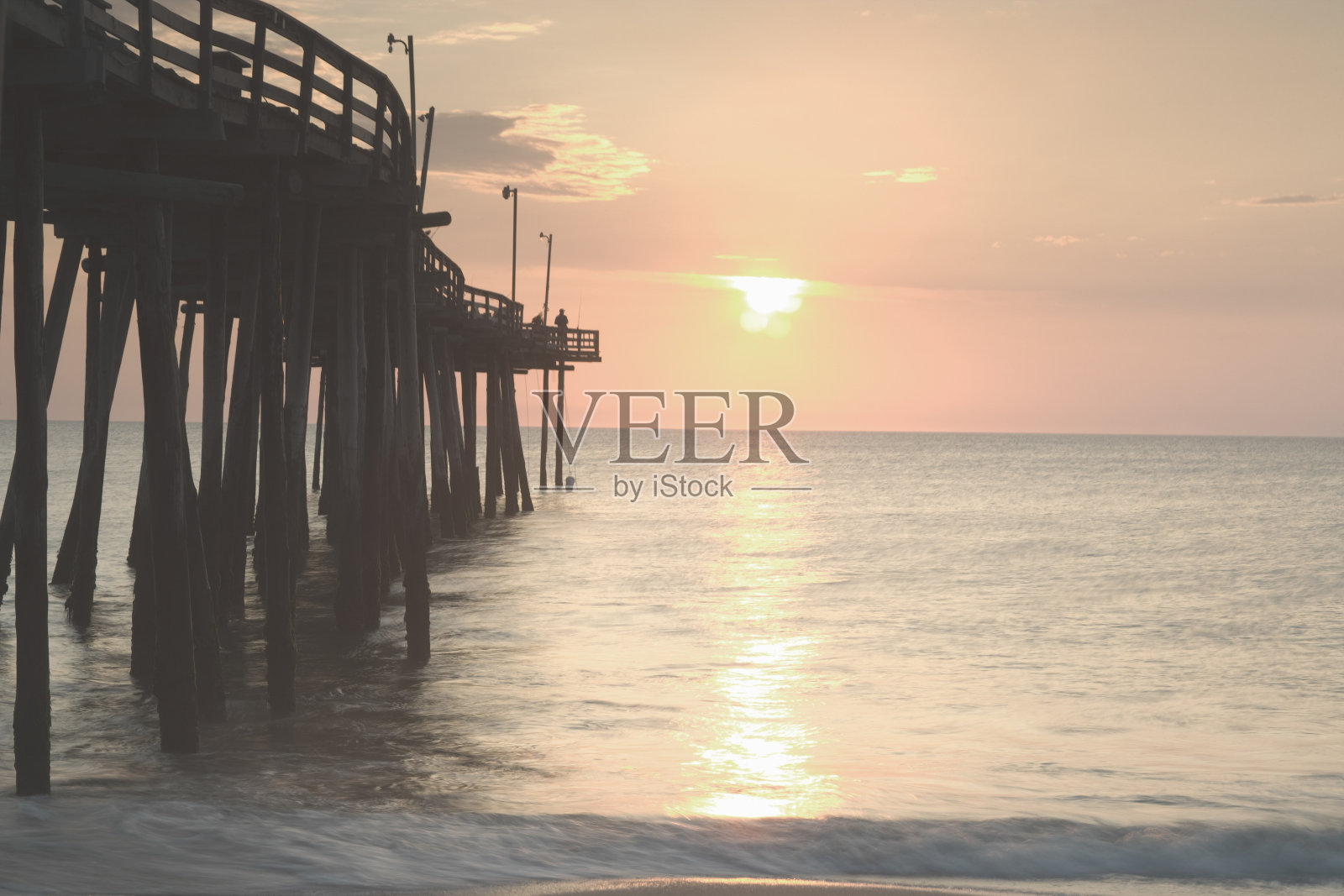 日落与码头在海上照片摄影图片