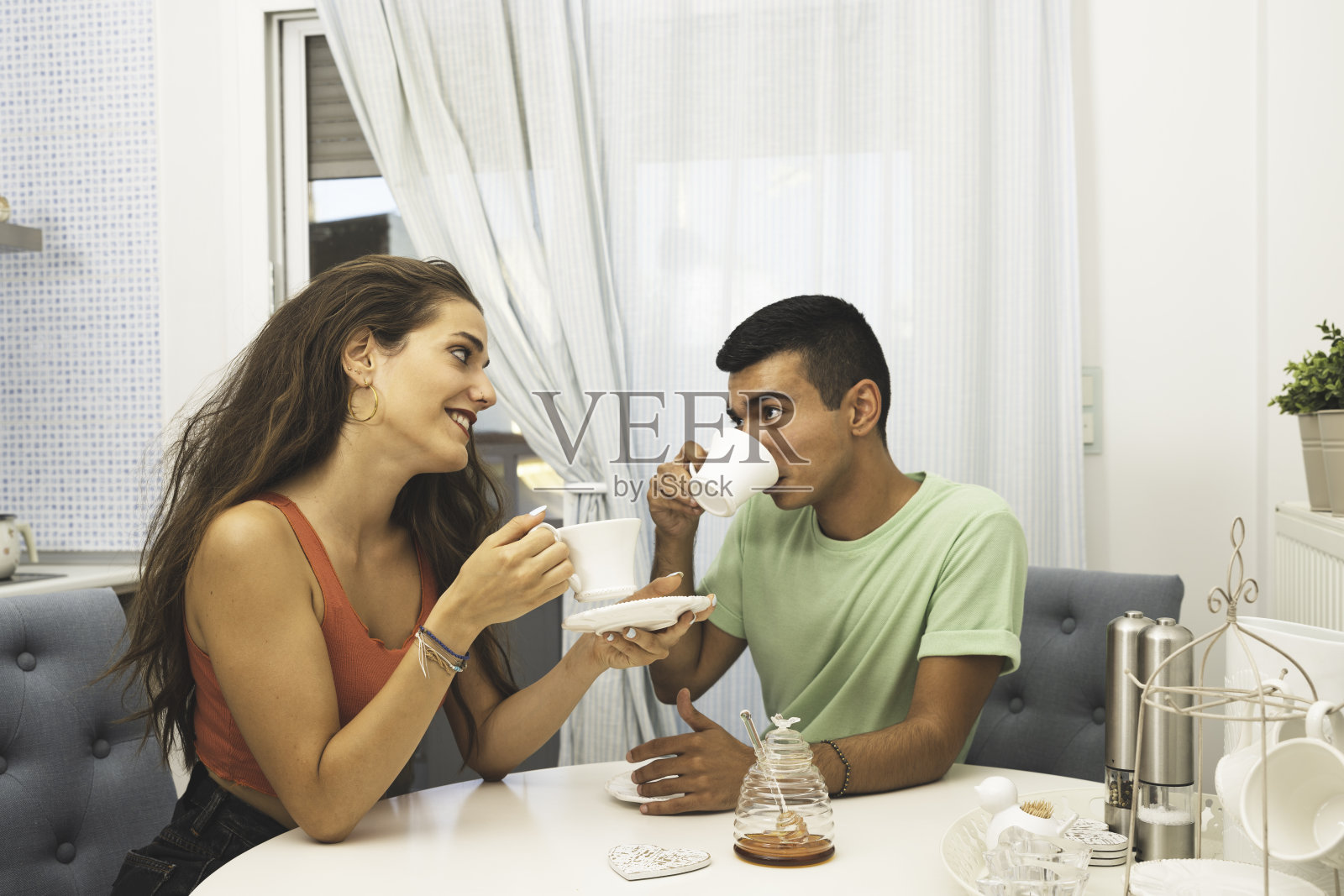 最好的朋友在厨房喝新鲜的咖啡。照片摄影图片