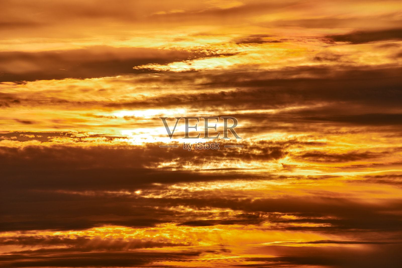 金色多云的天空日落照片摄影图片