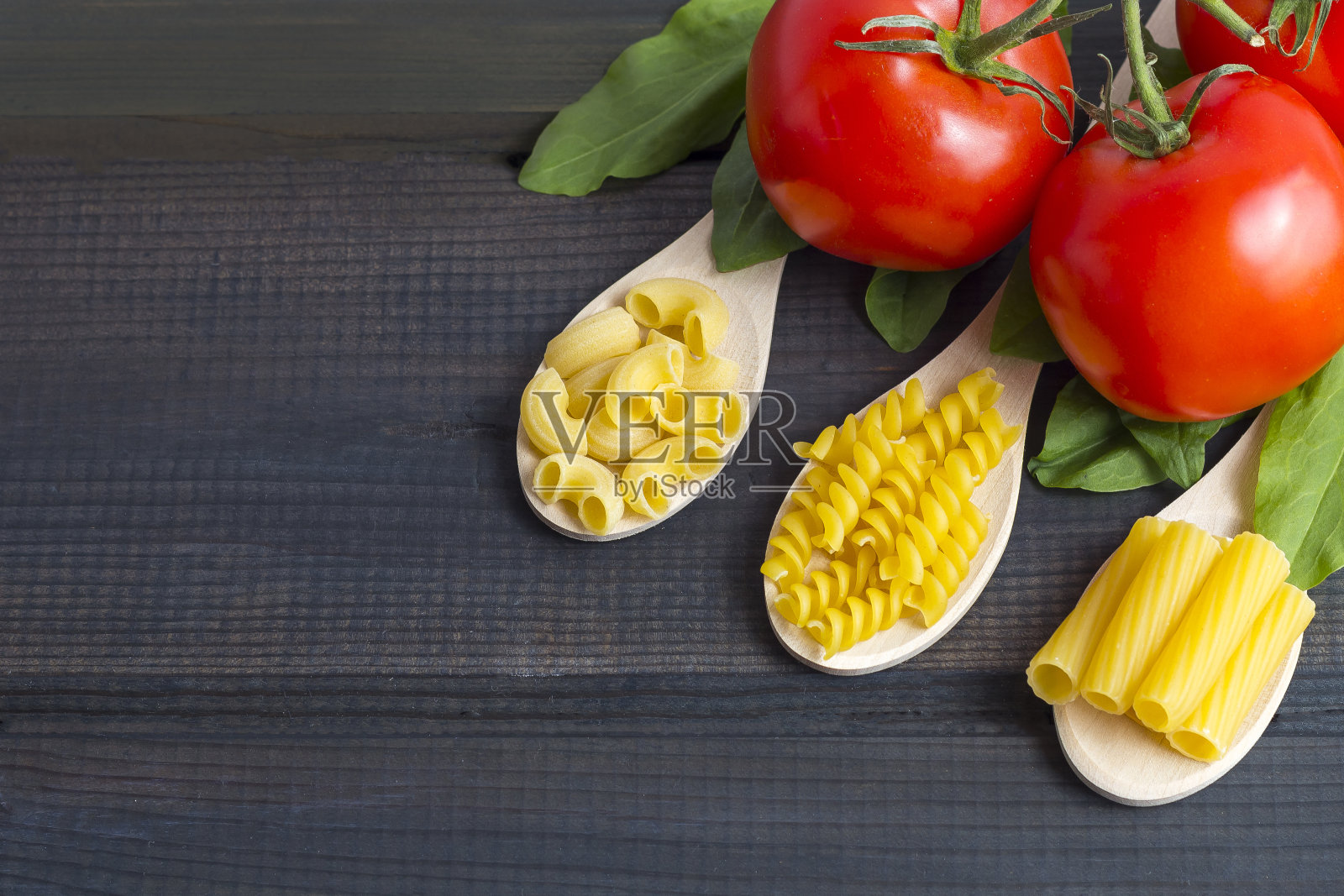 木勺里的生意大利面照片摄影图片