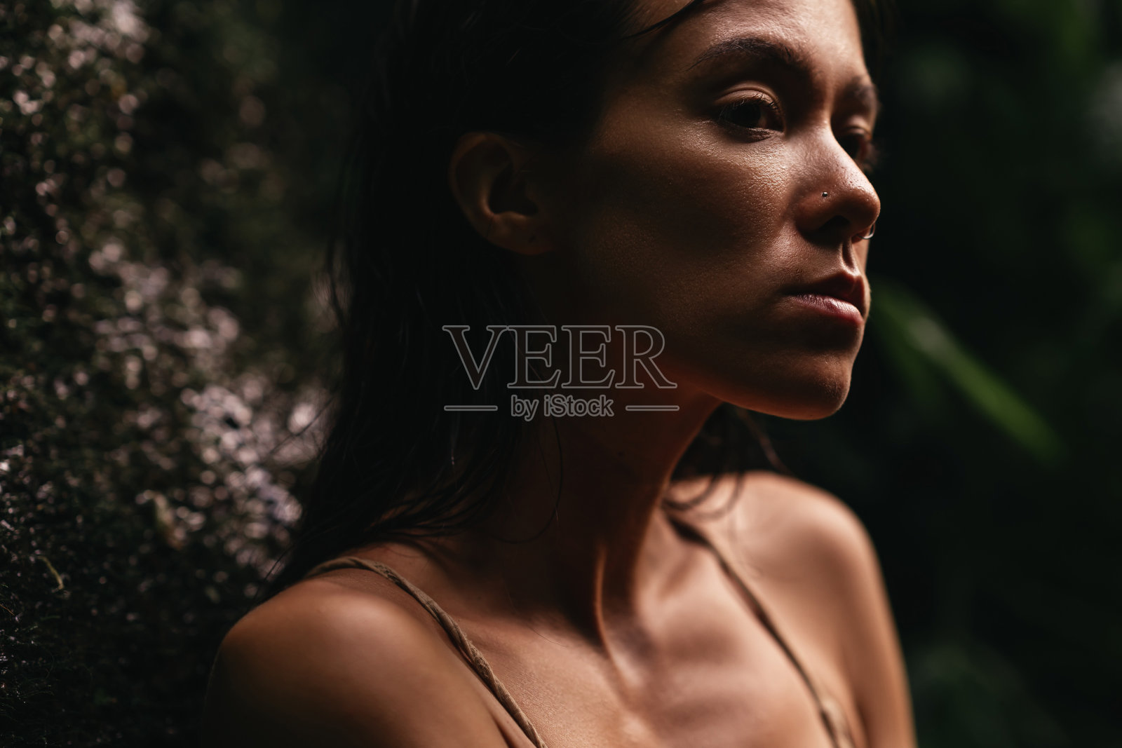 绿叶背后的女人肖像照片摄影图片