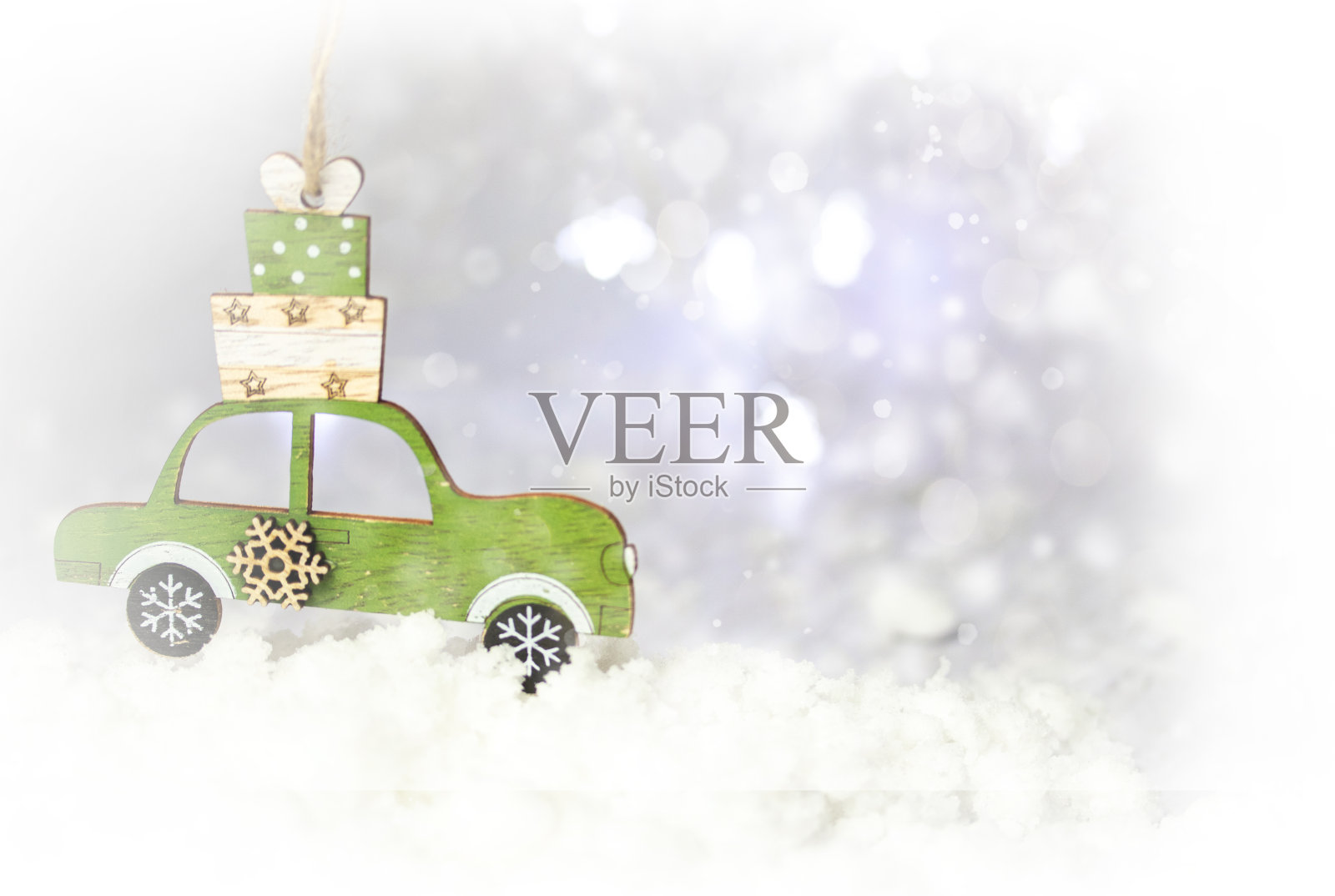 一辆车顶有圣诞树的玩具车照片摄影图片