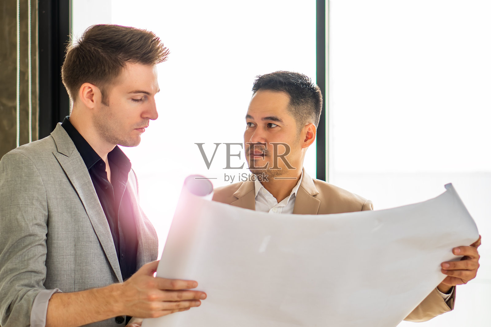 房地产商业室内建筑师专业团队设计视频会议在线会议新常态黄色安全帽与欧洲管理和亚洲团队愉快微笑成功签约照片摄影图片