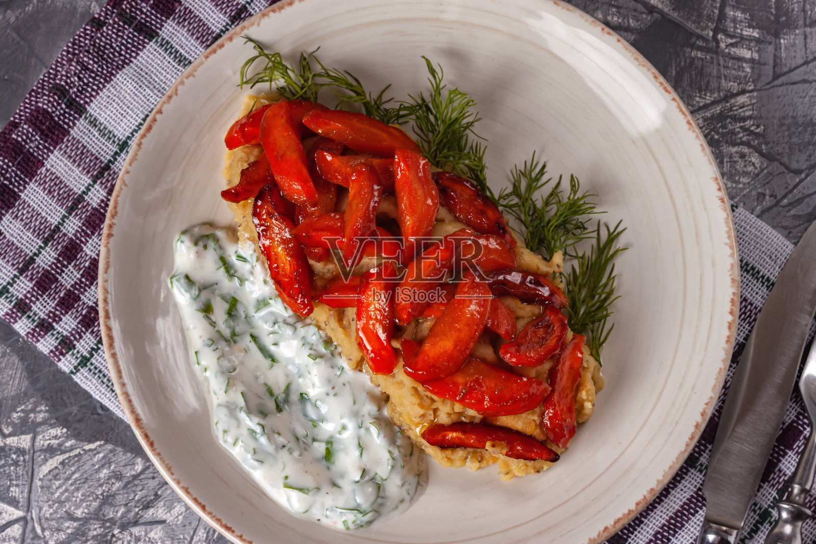 焦糖胡萝卜配上扁豆和酸奶酱汁照片摄影图片