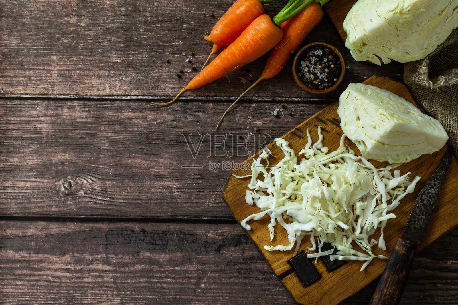 发酵食品。在质朴的木桌上准备自制的泡菜罐和胡萝卜。俯视图平铺背景。副本的空间。照片摄影图片