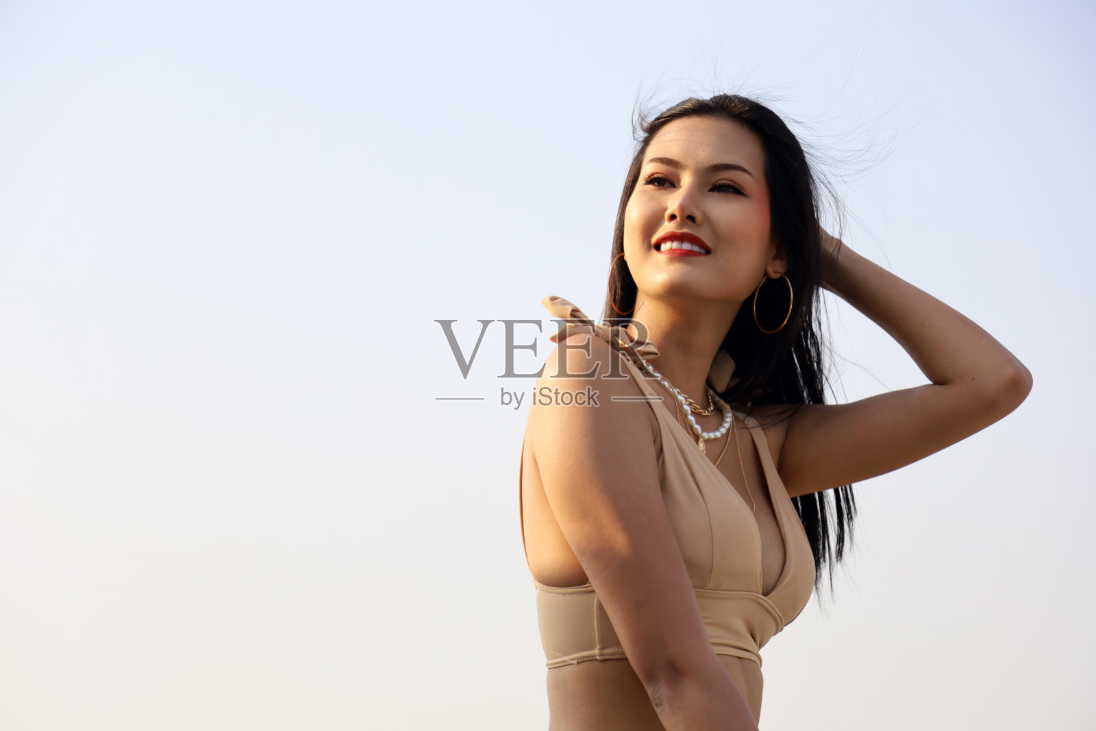 美丽的亚洲女人性感和微笑肖像海滩和柔软的日出在芭堤雅的脸，泰国。照片摄影图片