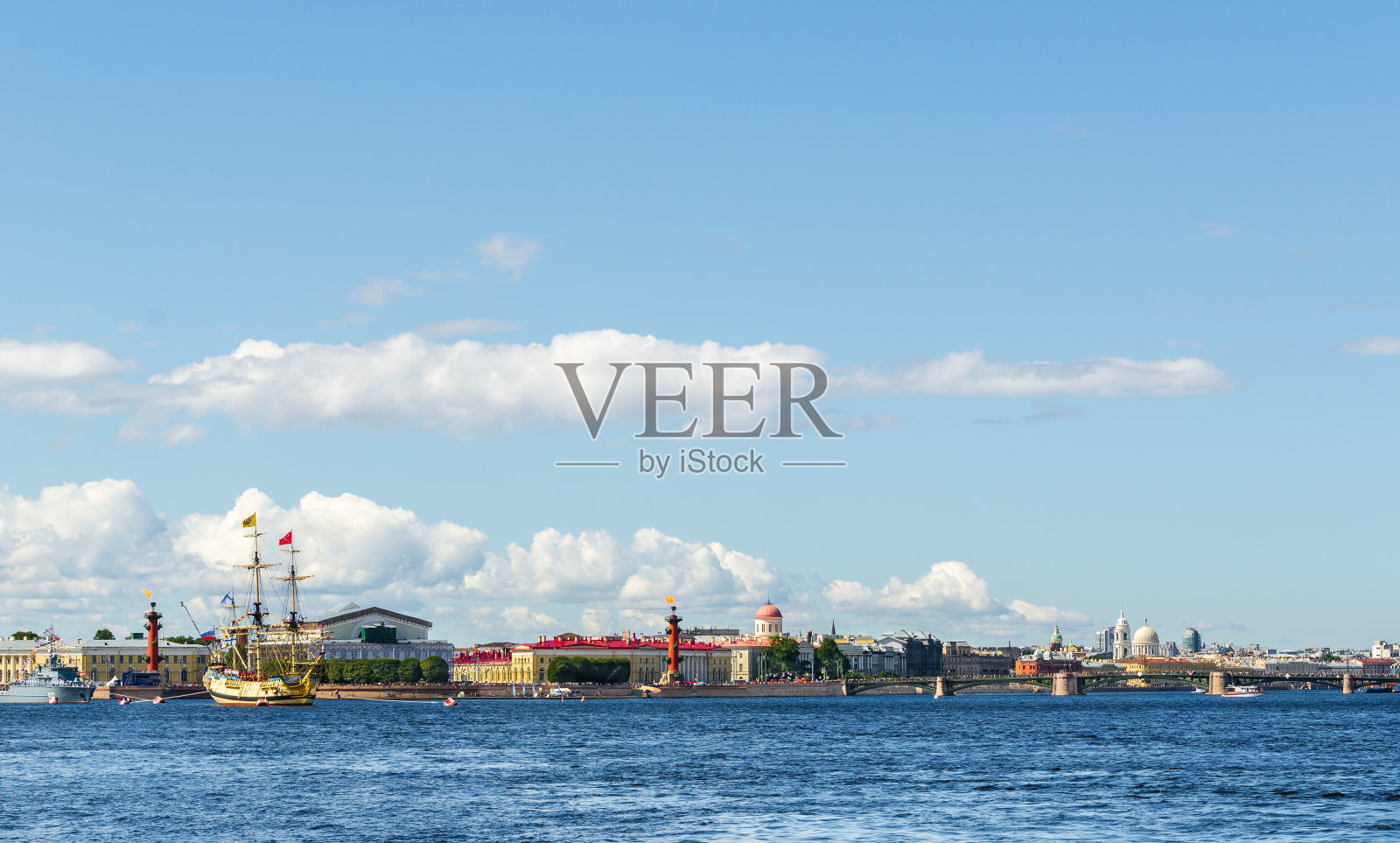 在一个阳光明媚的夏天，圣彼得堡的堤岸全景照片摄影图片