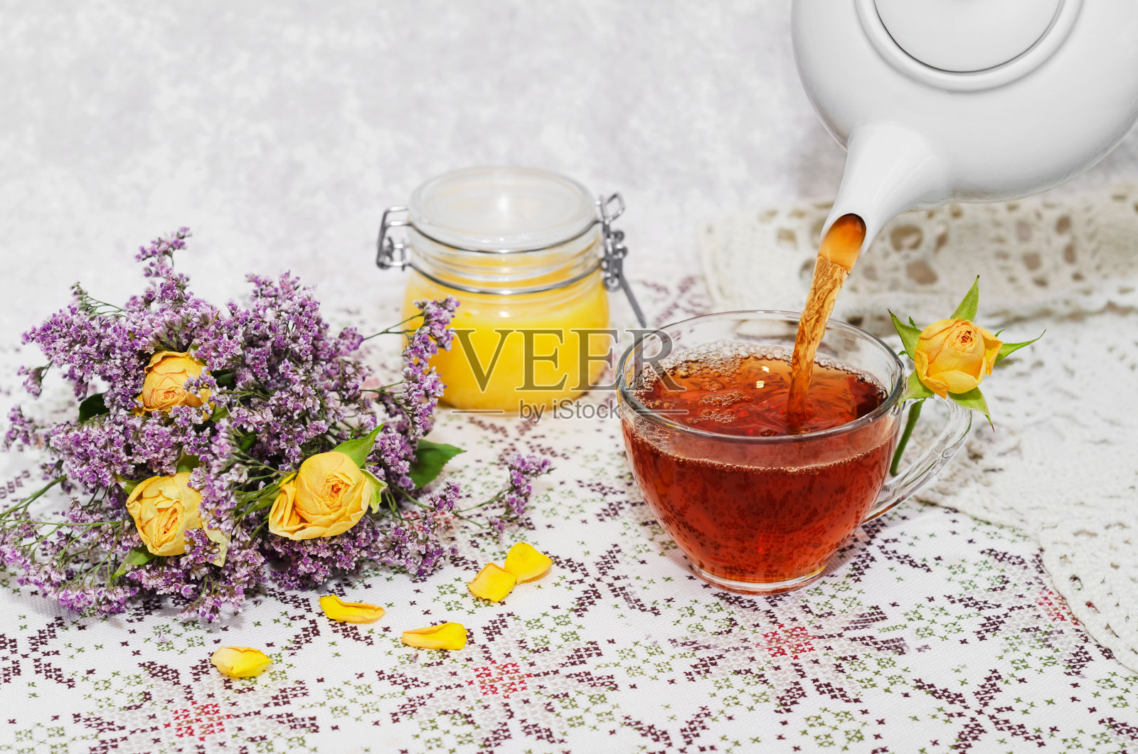 热茶加蜂蜜，倒进杯子的过程照片摄影图片