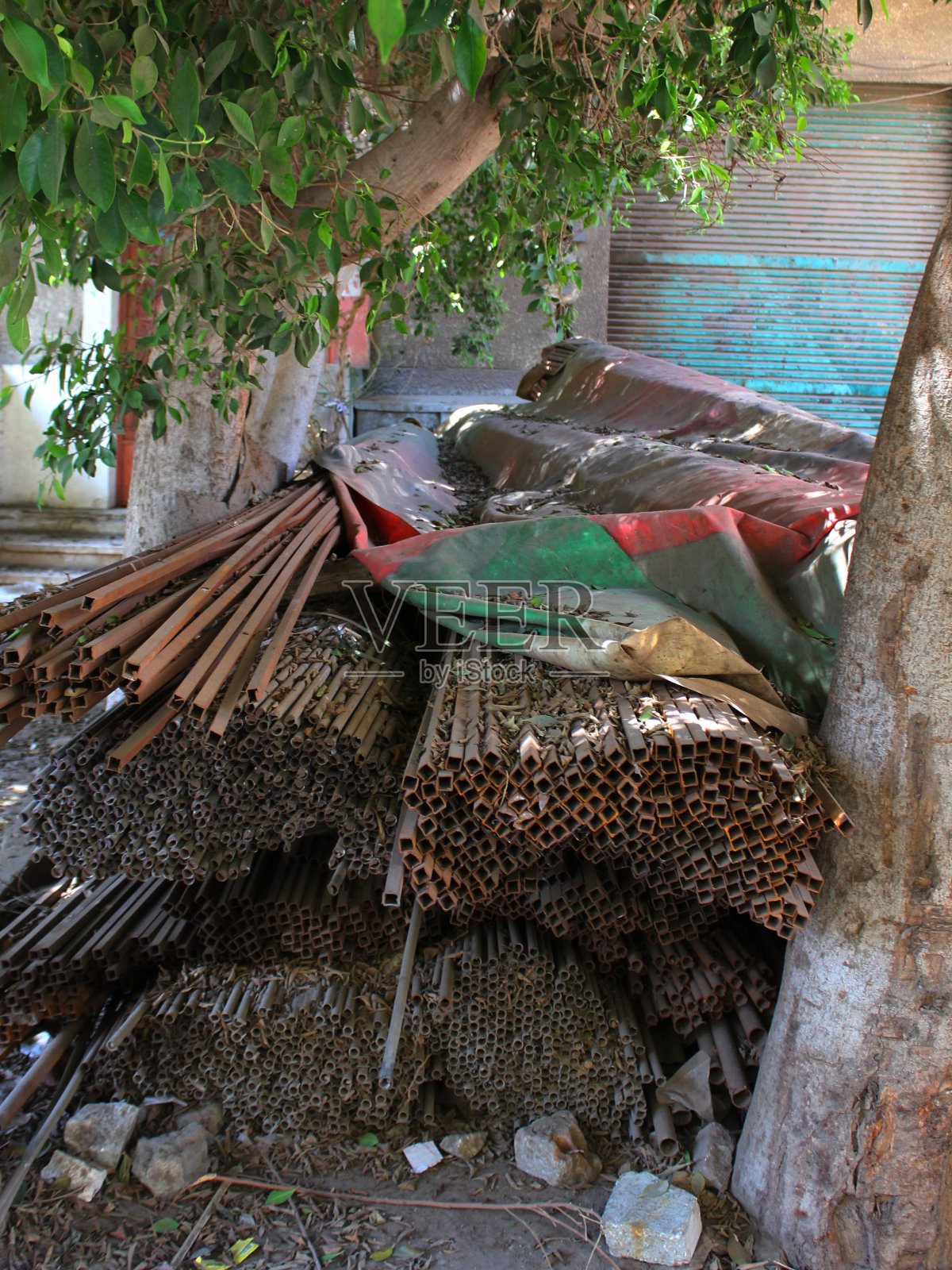 开罗街头户外堆放的一堆生锈铁条照片摄影图片