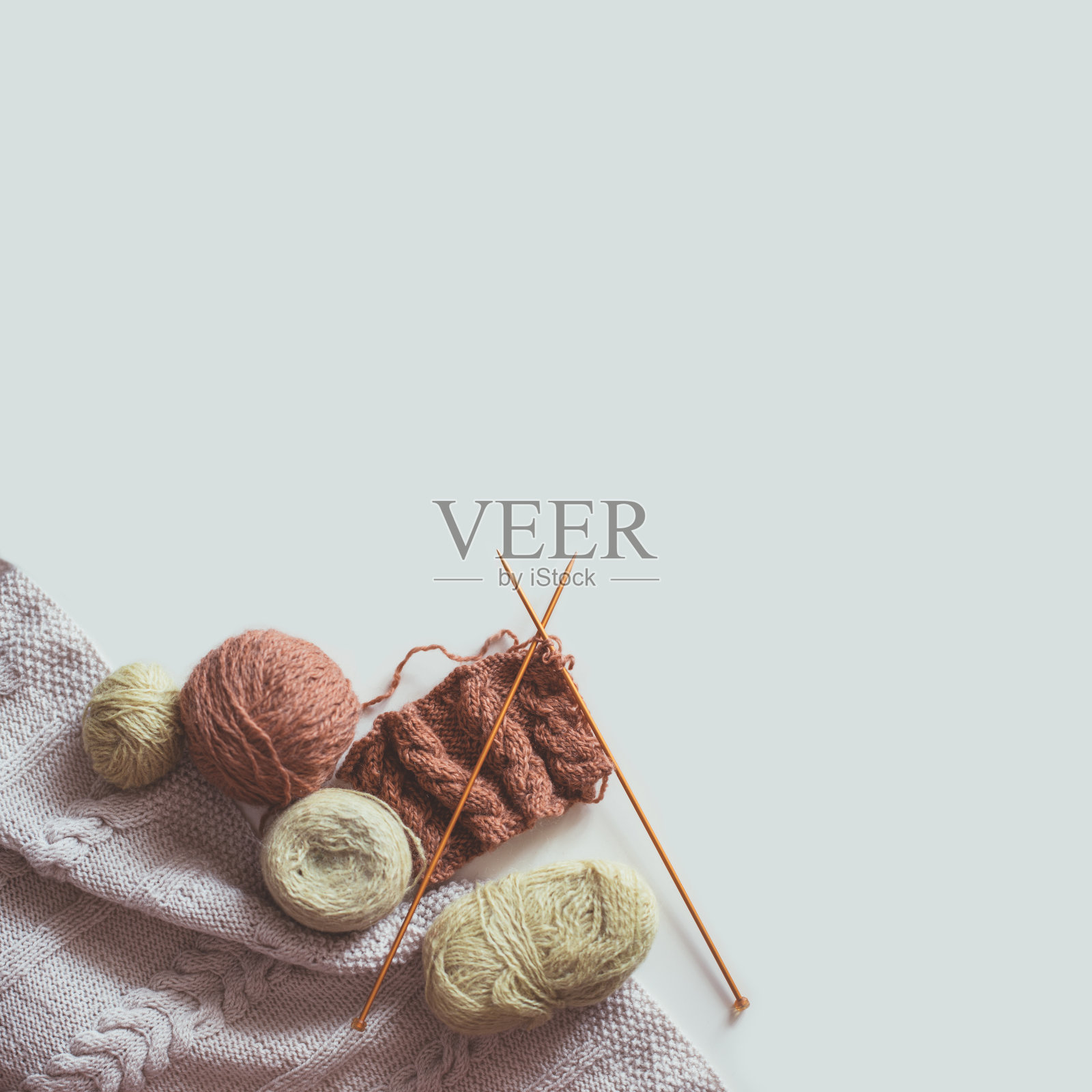 灰色背景上的毛线和针织针照片摄影图片
