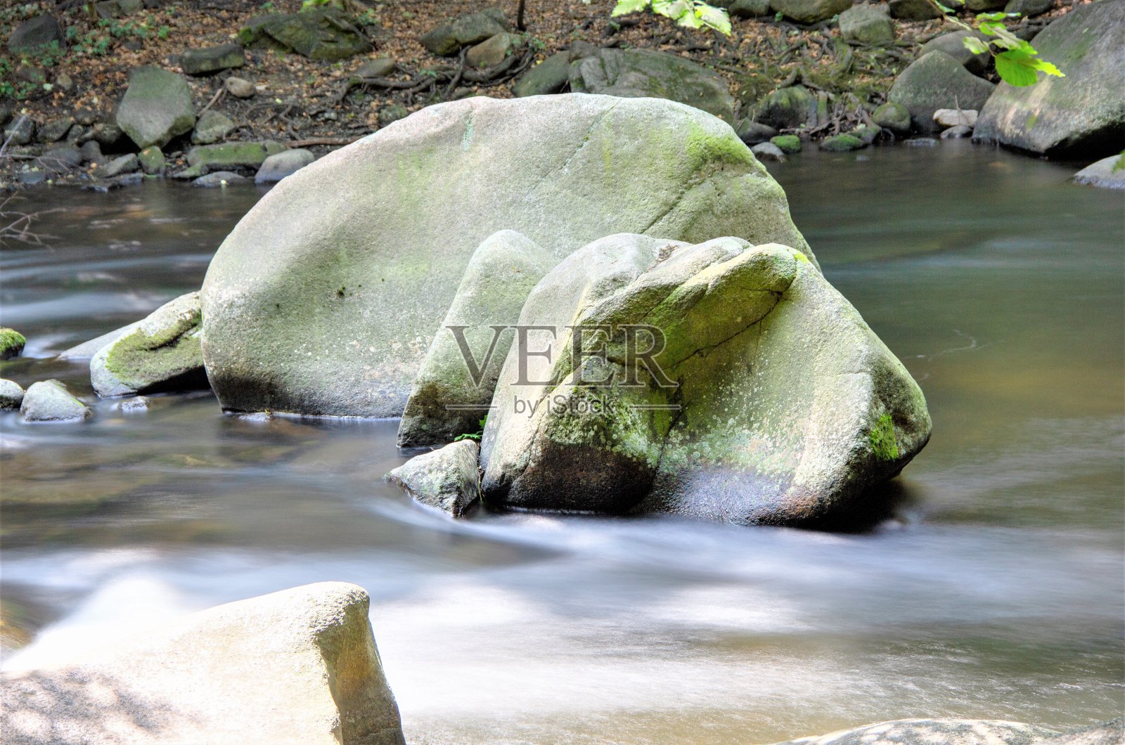 博德山谷是德国哈尔茨山脉的一个自然保护区，摄影师用三脚架用灰色滤镜拍摄了这张照片，让水有一种雾的效果照片摄影图片