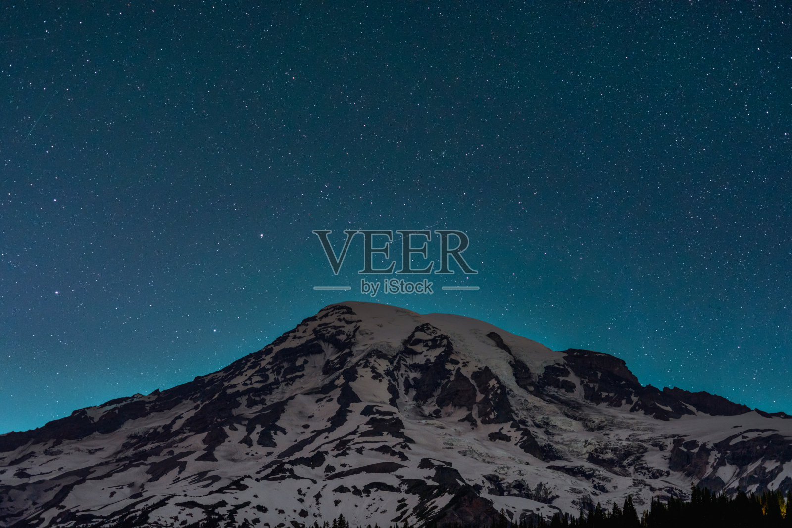 雷尼尔山的夜空和星星照片摄影图片