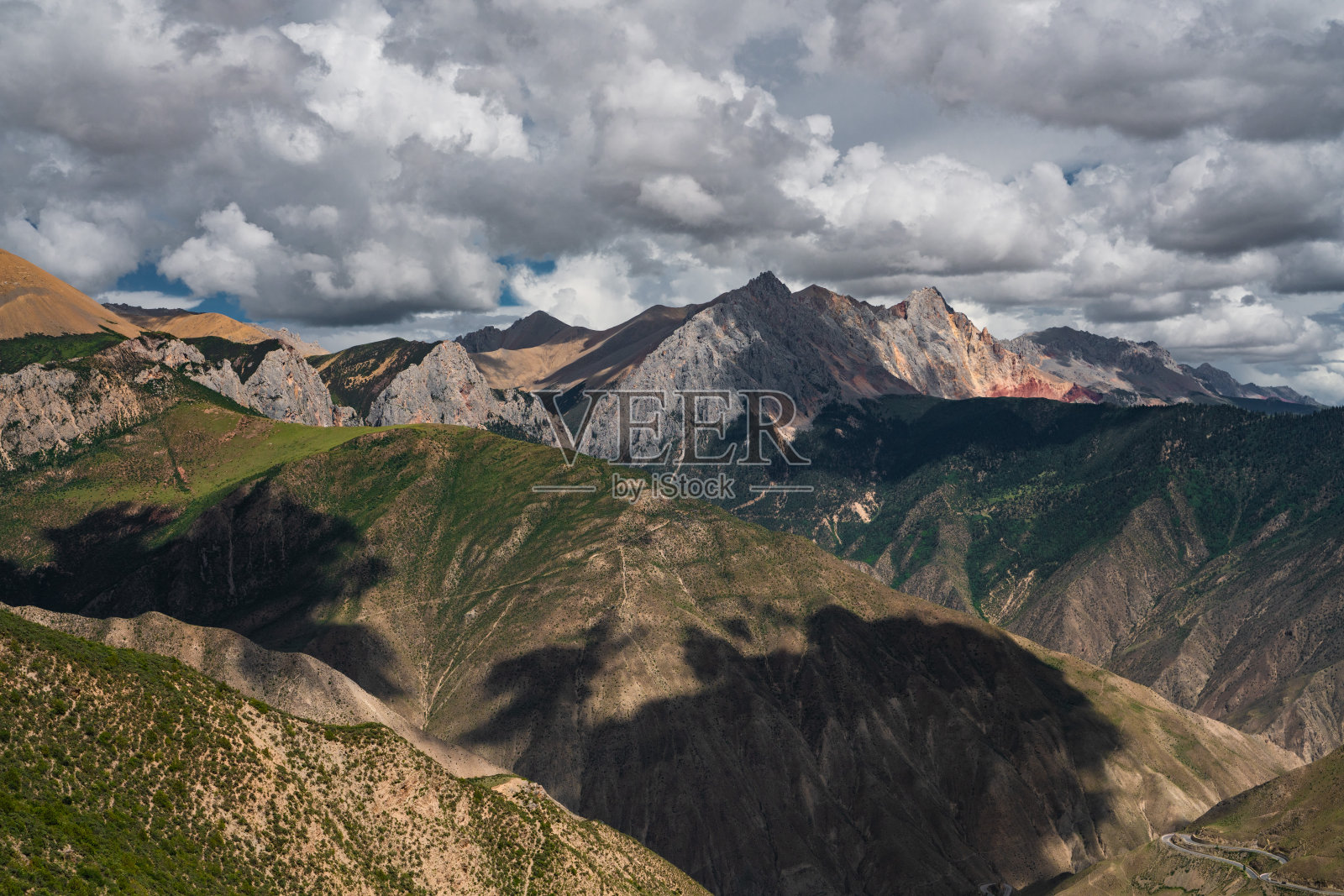 72路在西藏转弯照片摄影图片