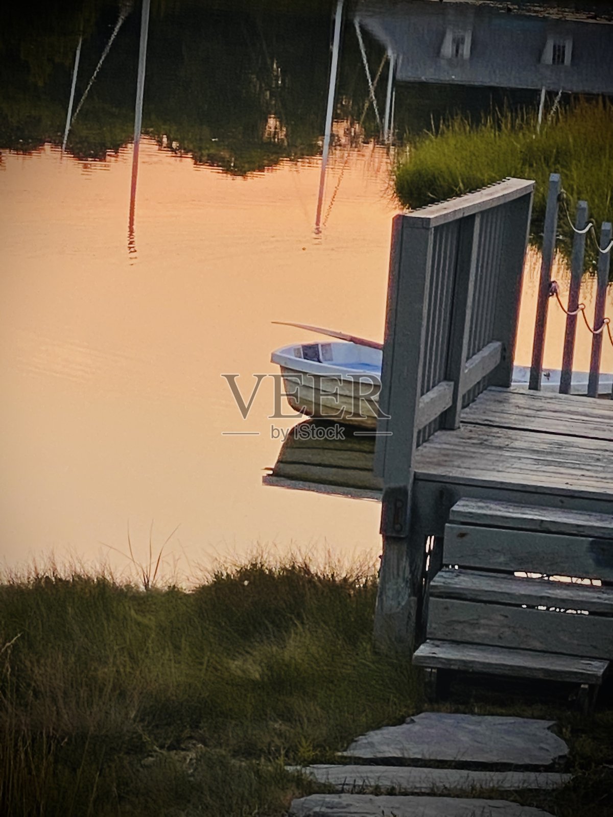 宁静的水日落景象码头与船照片摄影图片