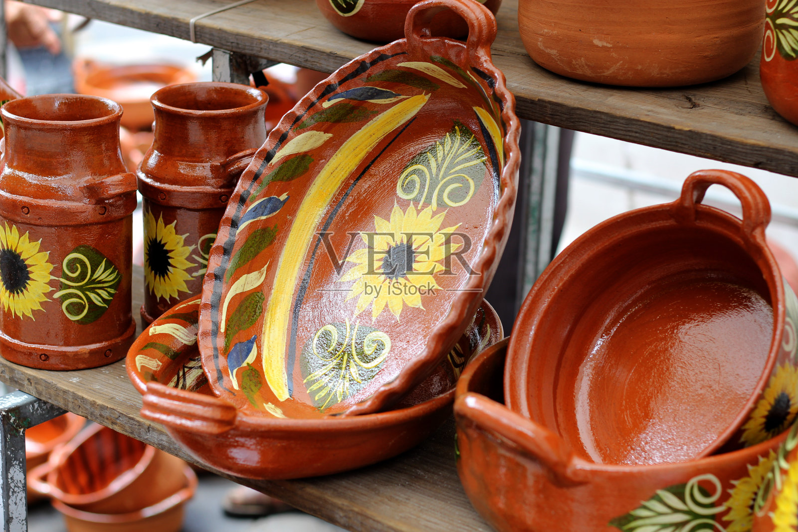 各种手工制作的陶罐、壶、砂锅和壶器皿照片摄影图片