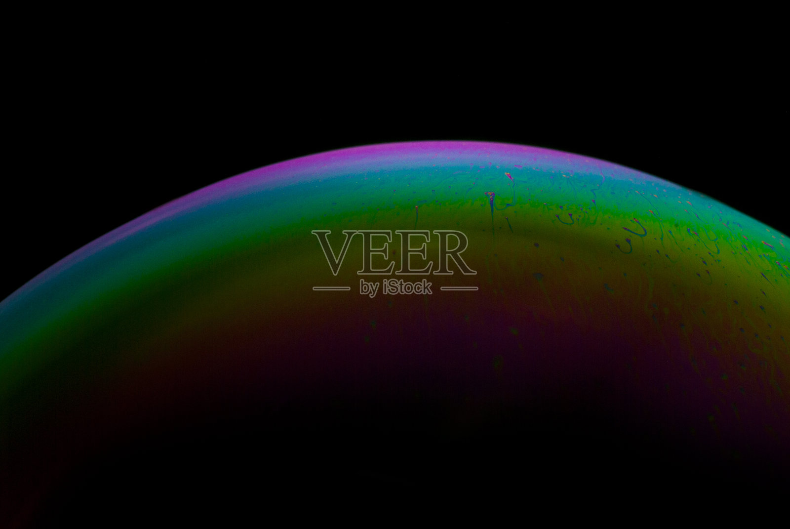 肥皂泡中的光线细节，暗指工作室中黑色背景下的微观宇宙，使用自然和人工光线。照片摄影图片