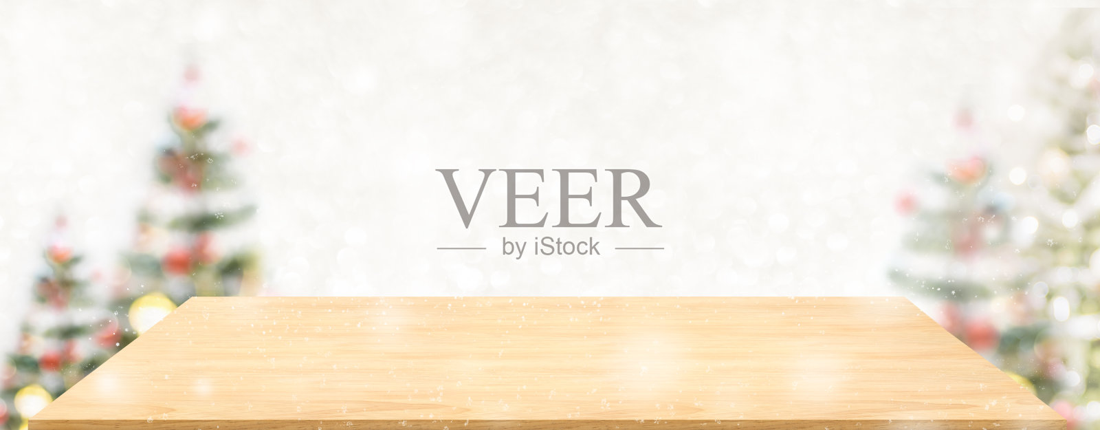 透视木桌子模糊圣诞树装饰线灯和蓝色的散景与雪灯。全景木制台面旗帜模拟产品显示贺卡设计在线内容照片摄影图片