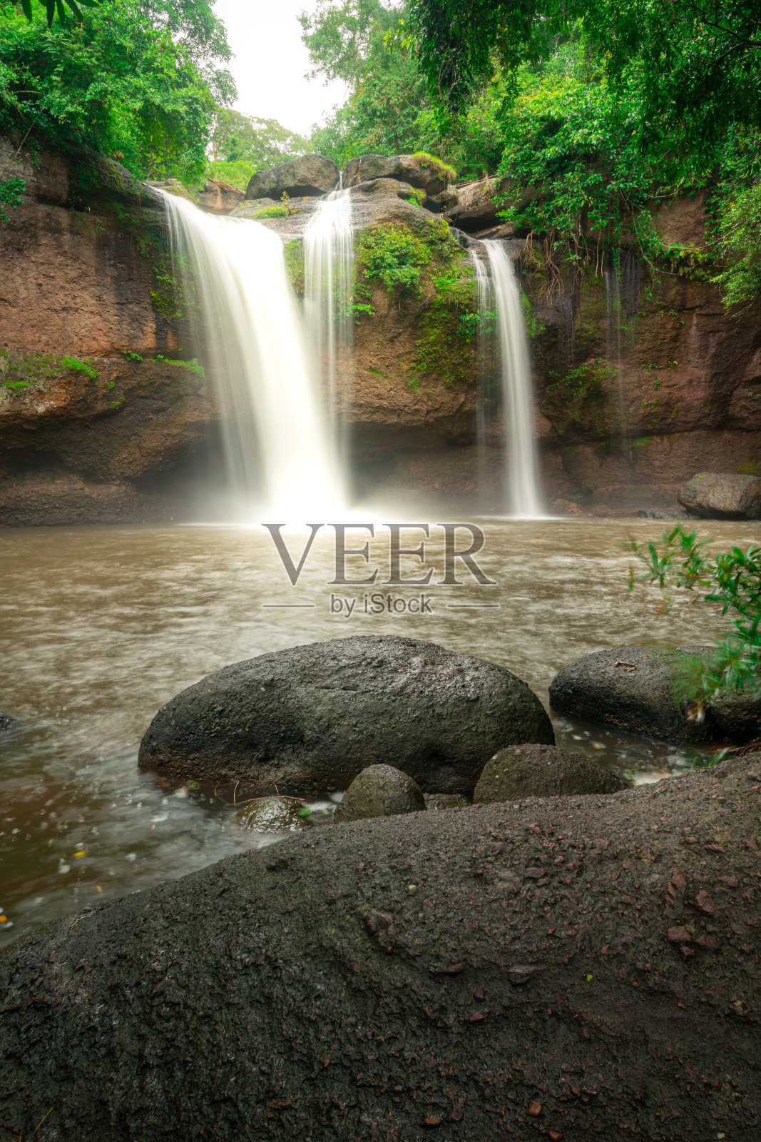 隐藏丛林中的壮观瀑布。照片摄影图片