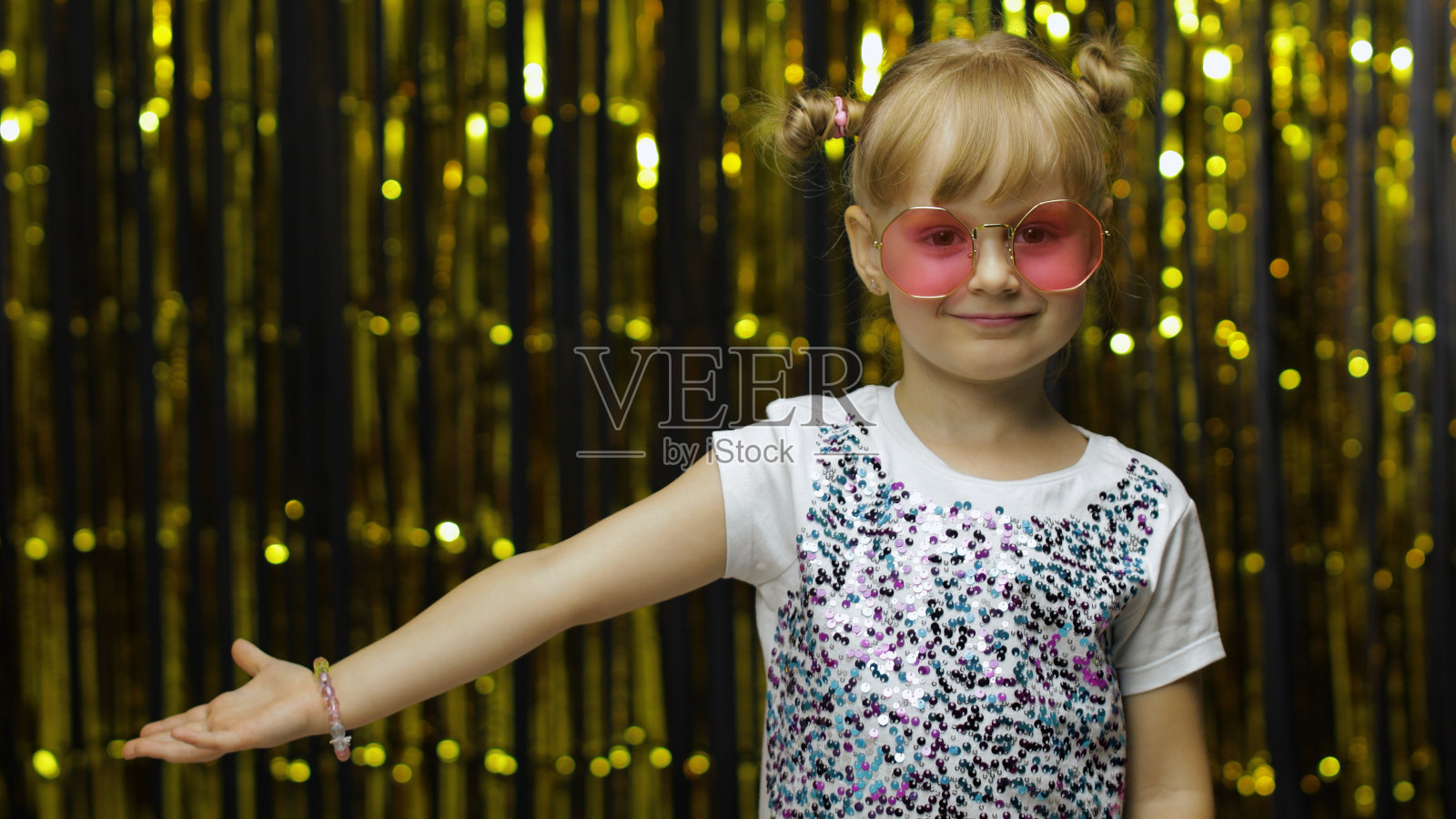 儿童展示侧广告区。看起来很震惊，指着你的宣传文字，标志照片摄影图片