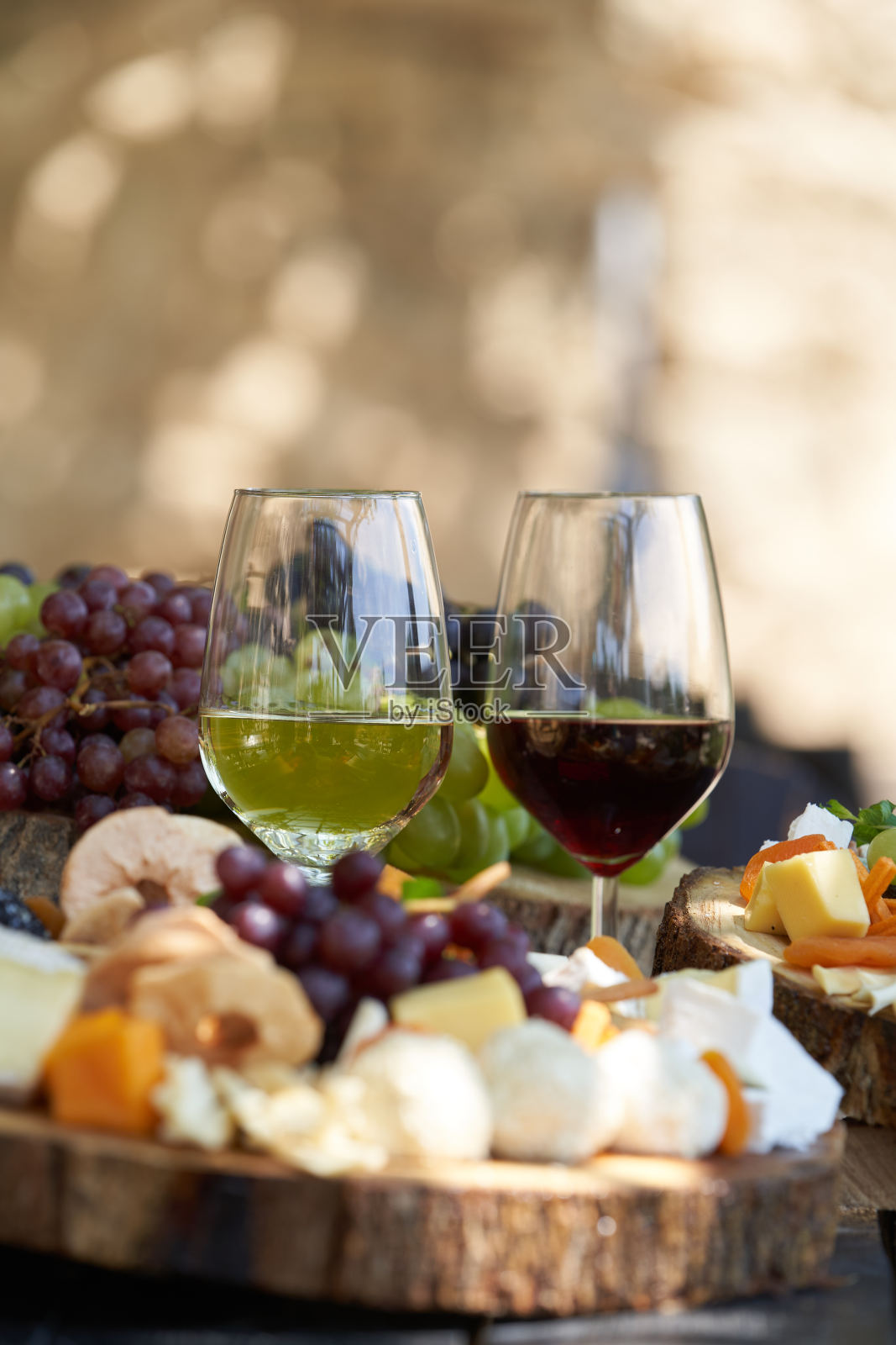 葡萄酒和小吃套装。开胃菜和餐桌照片摄影图片