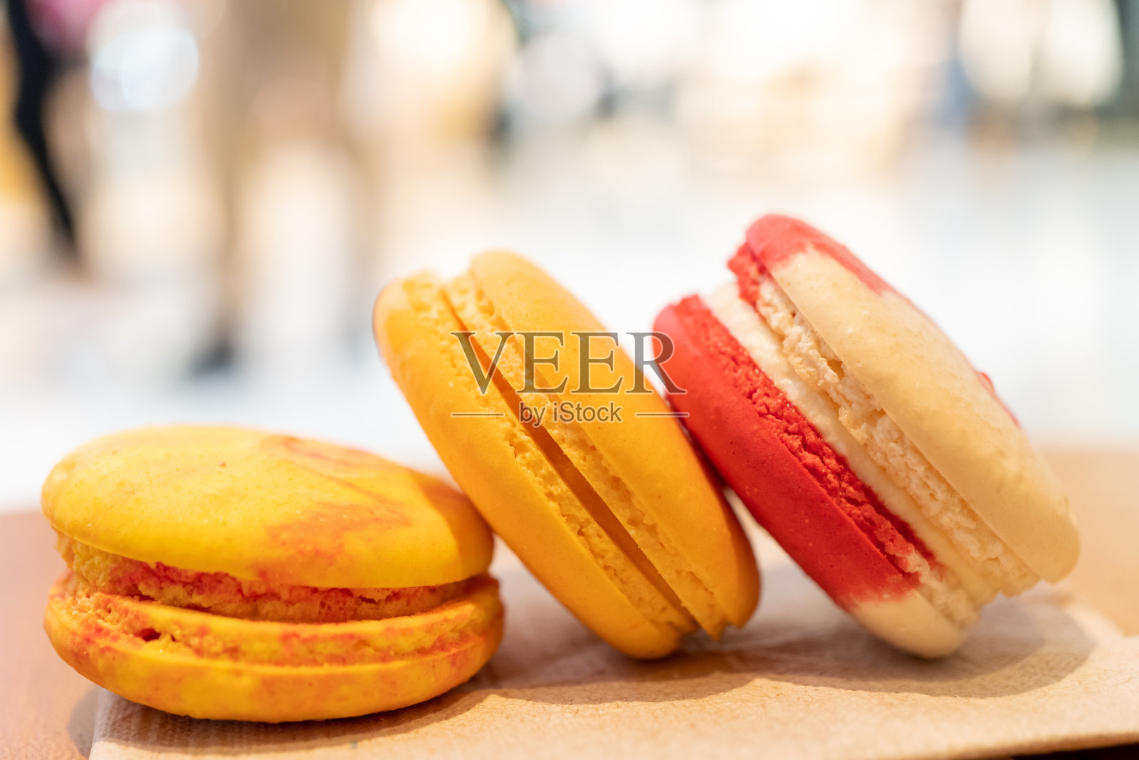 彩色的饼干杏仁饼放在木桌上，以散景为背景。照片摄影图片