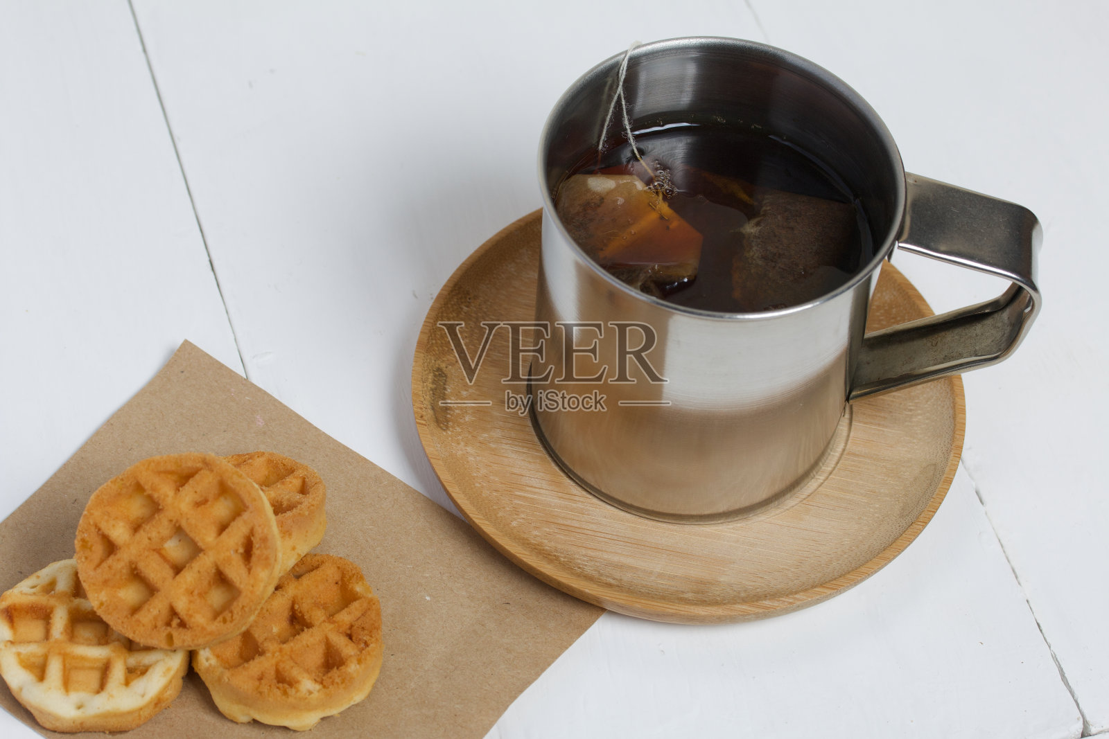 一大杯茶和华夫饼。在白板上。秋天的静物画。照片摄影图片