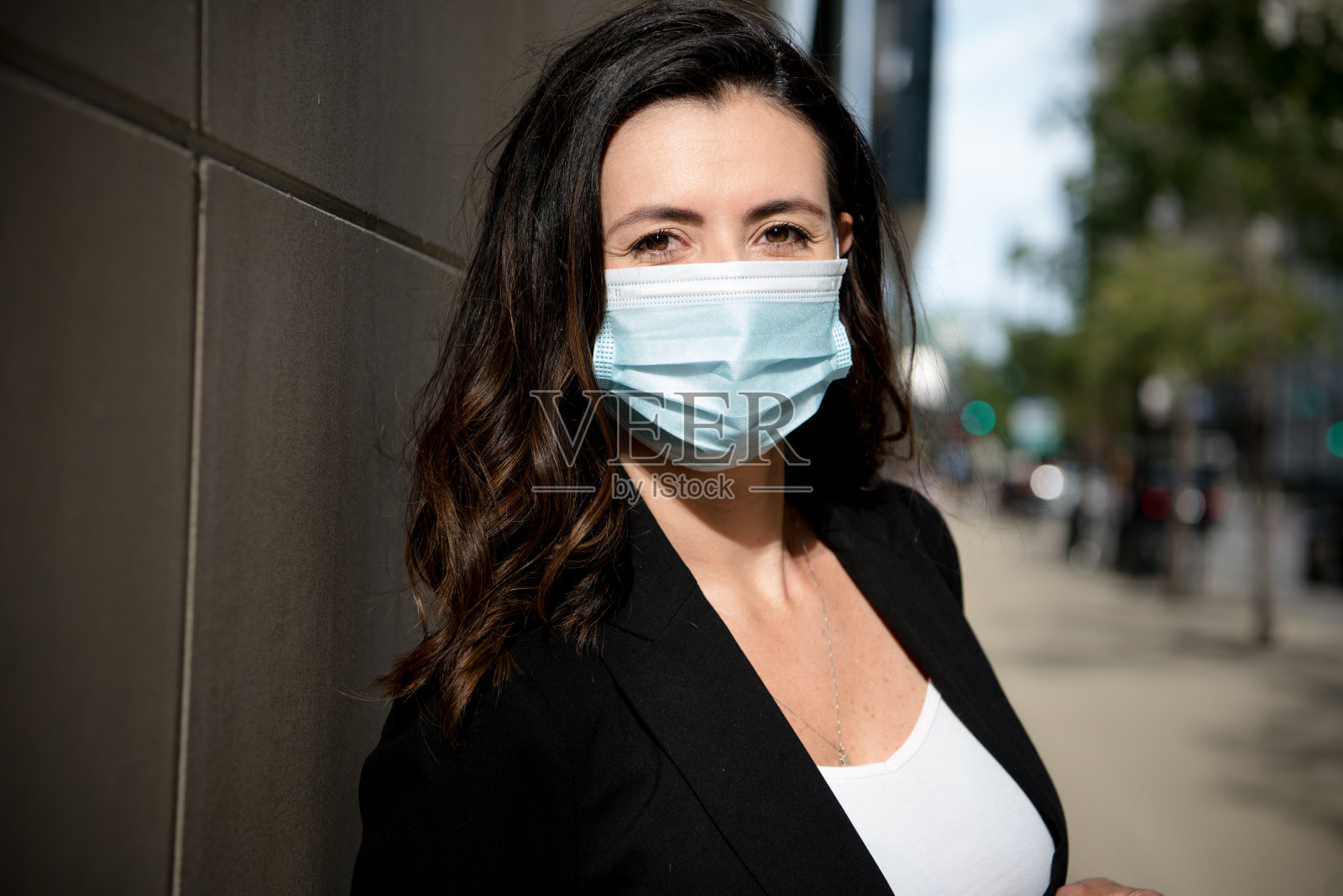 戴着防护口罩的漂亮中年女商人照片摄影图片