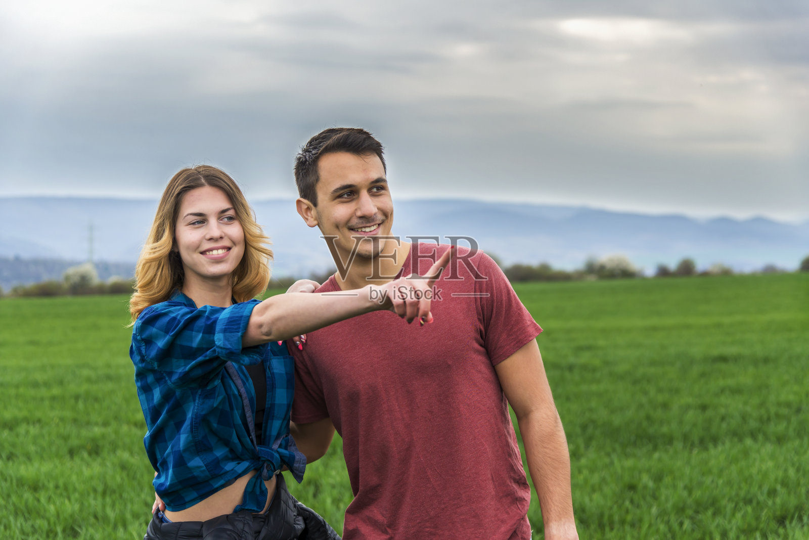 一对情侣在田野里散步，玩得开心照片摄影图片