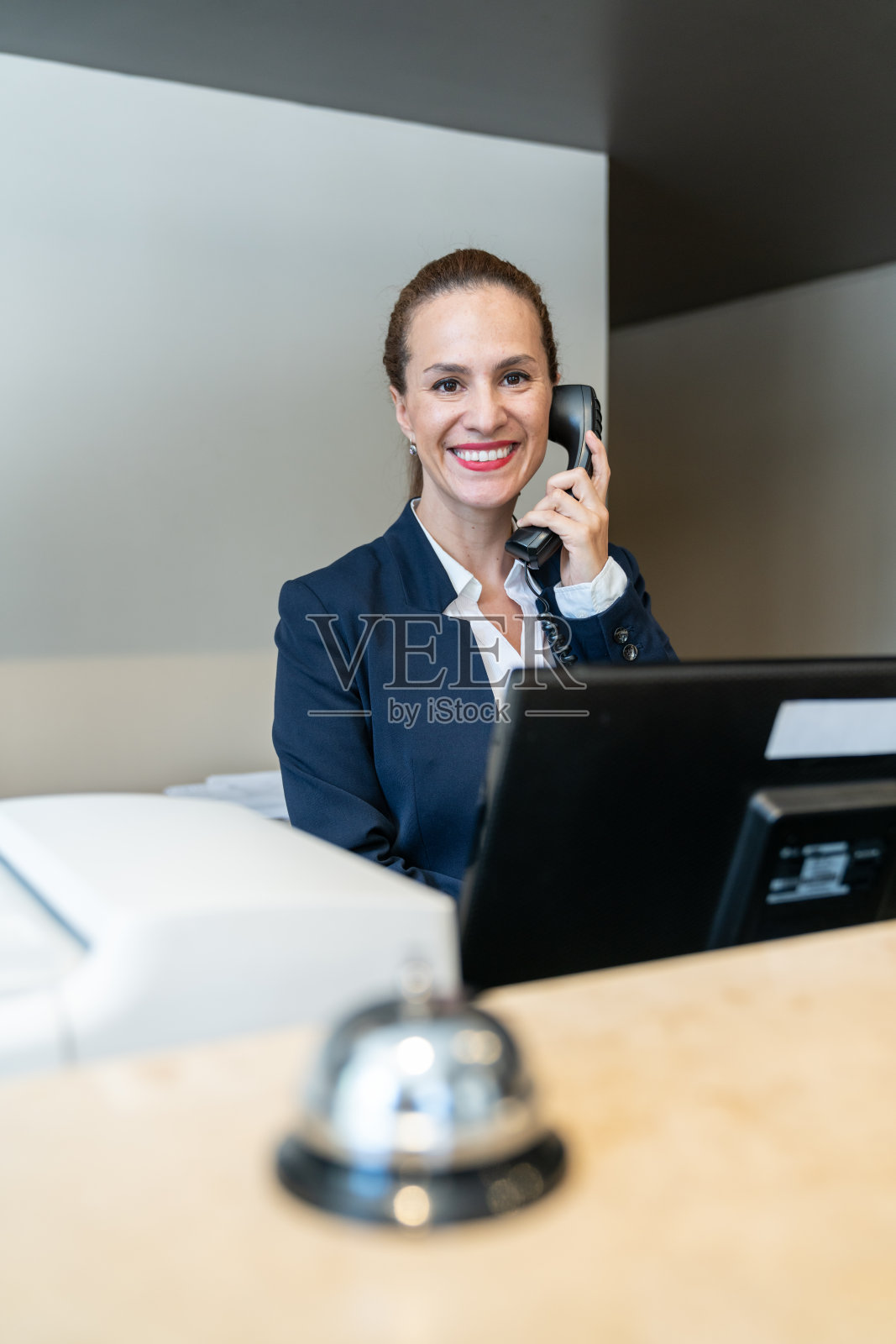 酒店经理在前台的肖像照片摄影图片