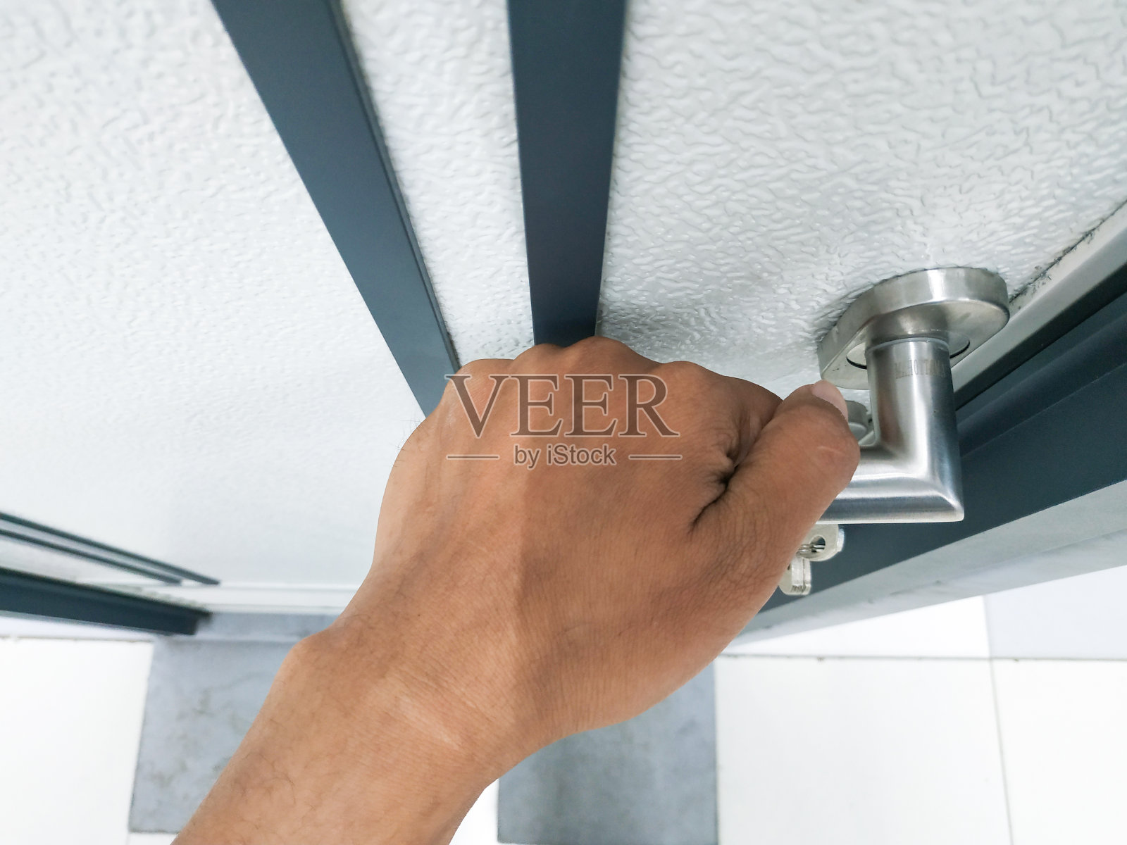 用手试着打开门照片摄影图片