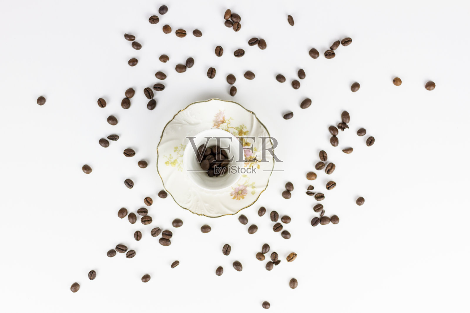 一杯用咖啡豆煮的咖啡照片摄影图片