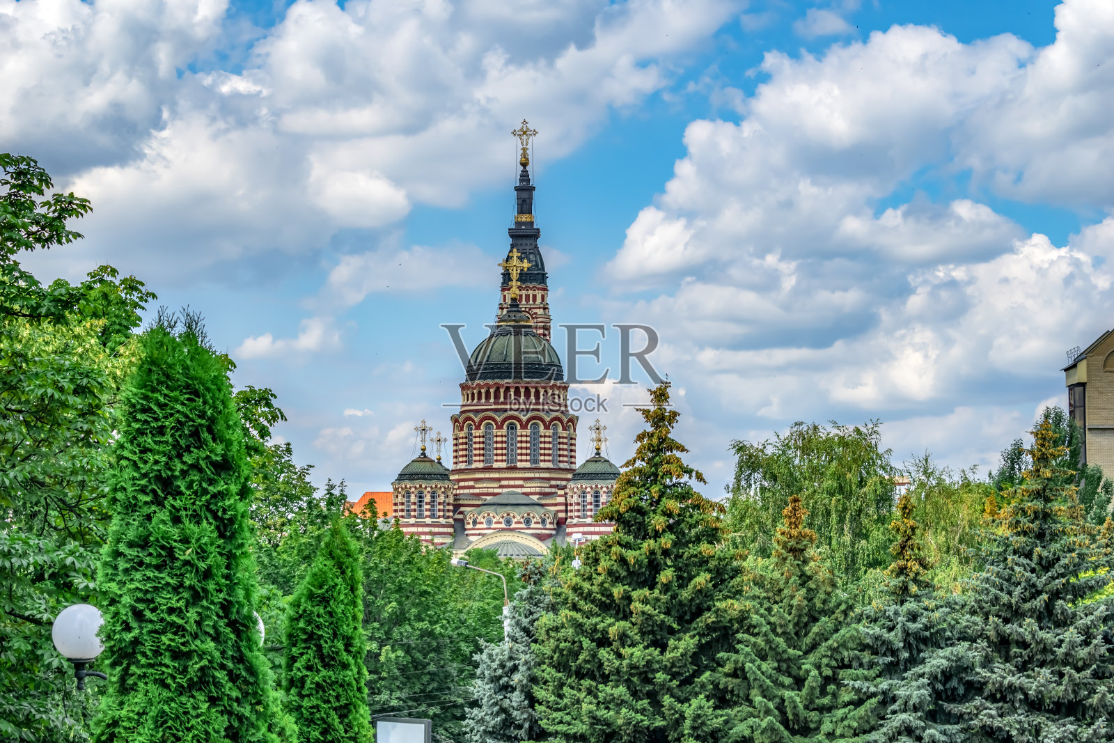 在蓝色多云的天空下，哈尔科夫(乌克兰)的报喜大教堂的圆顶与十字架照片摄影图片