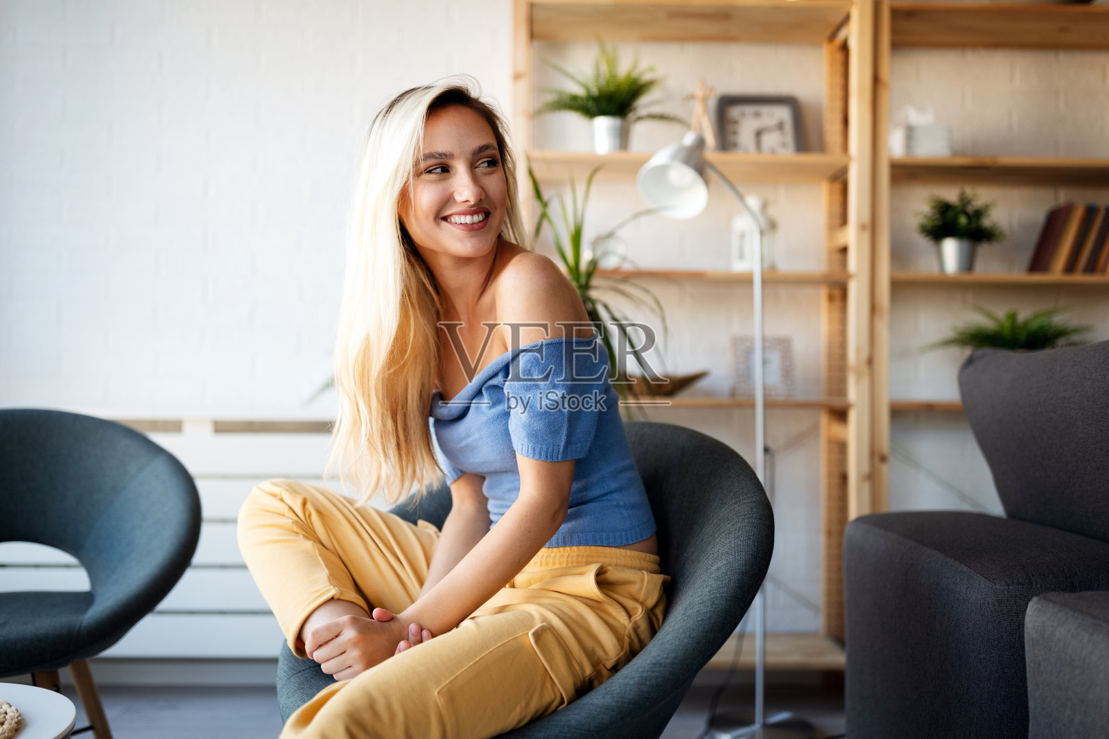 温柔美丽的年轻女子肖像。人,美丽的概念照片摄影图片