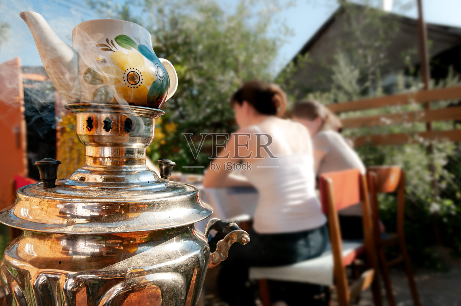 古老的俄罗斯/乌克兰samovar在真实的村庄。照片摄影图片