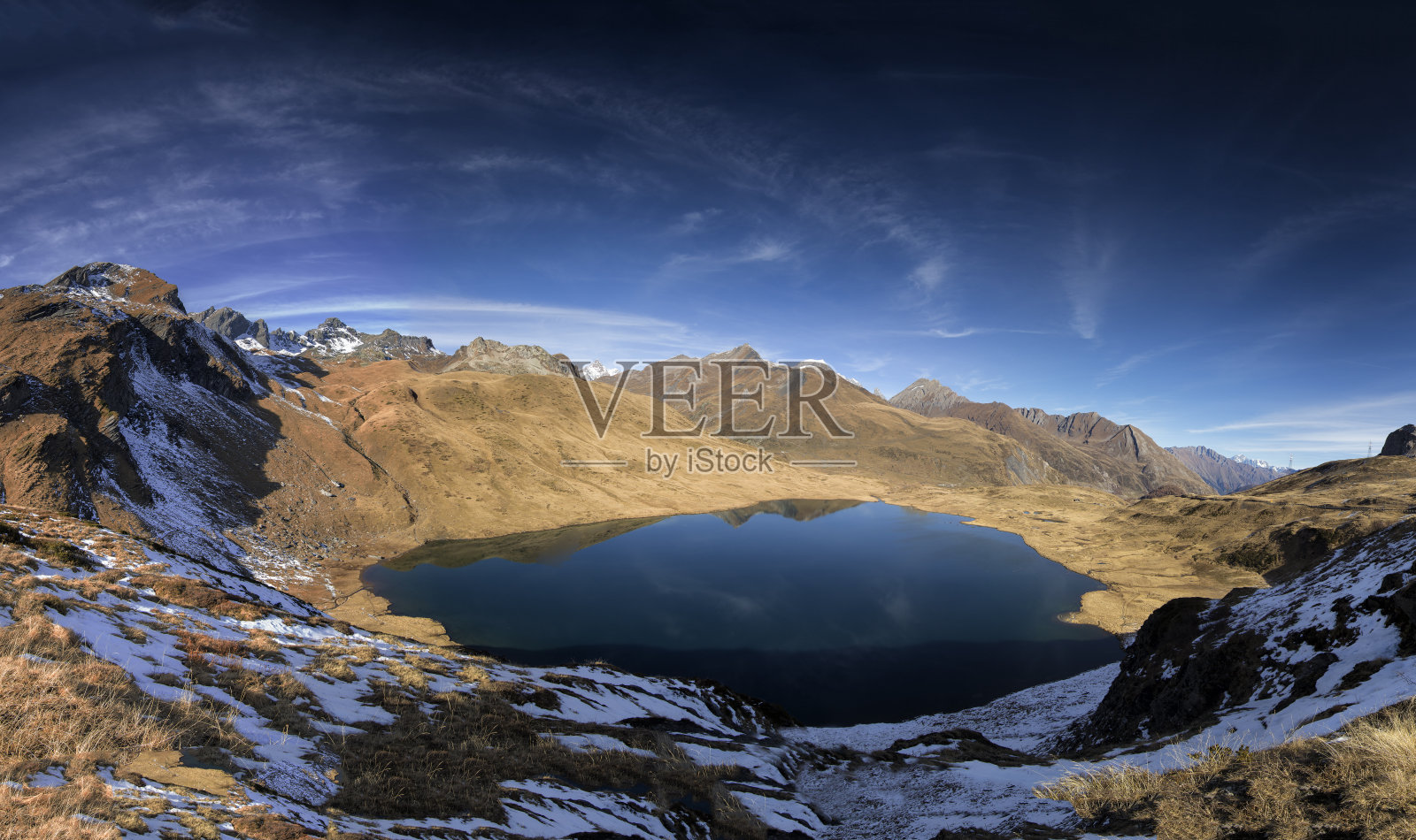 在阿尔卑斯山脉周围环绕的湖泊照片摄影图片