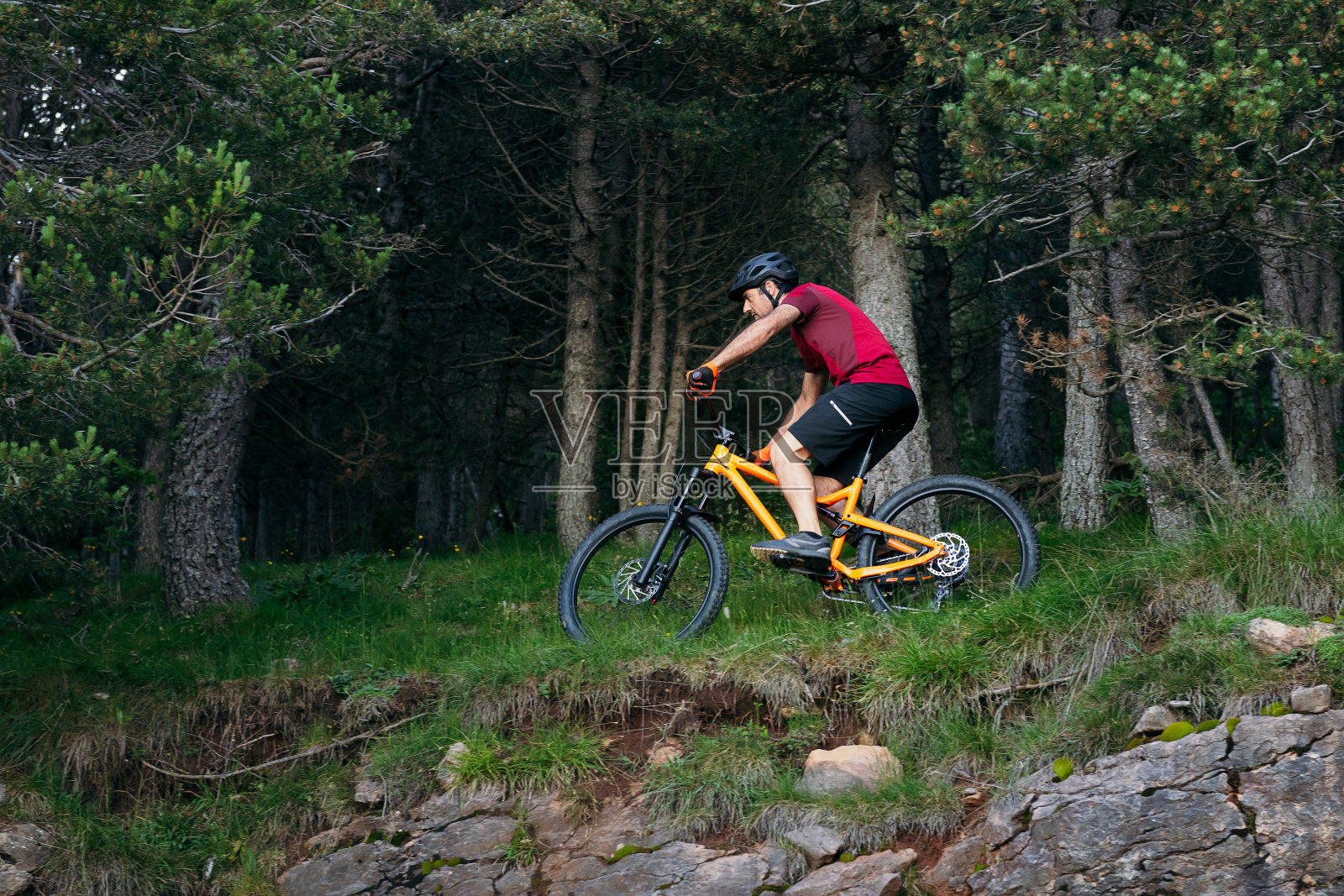 一名男子骑着山地车穿过森林照片摄影图片
