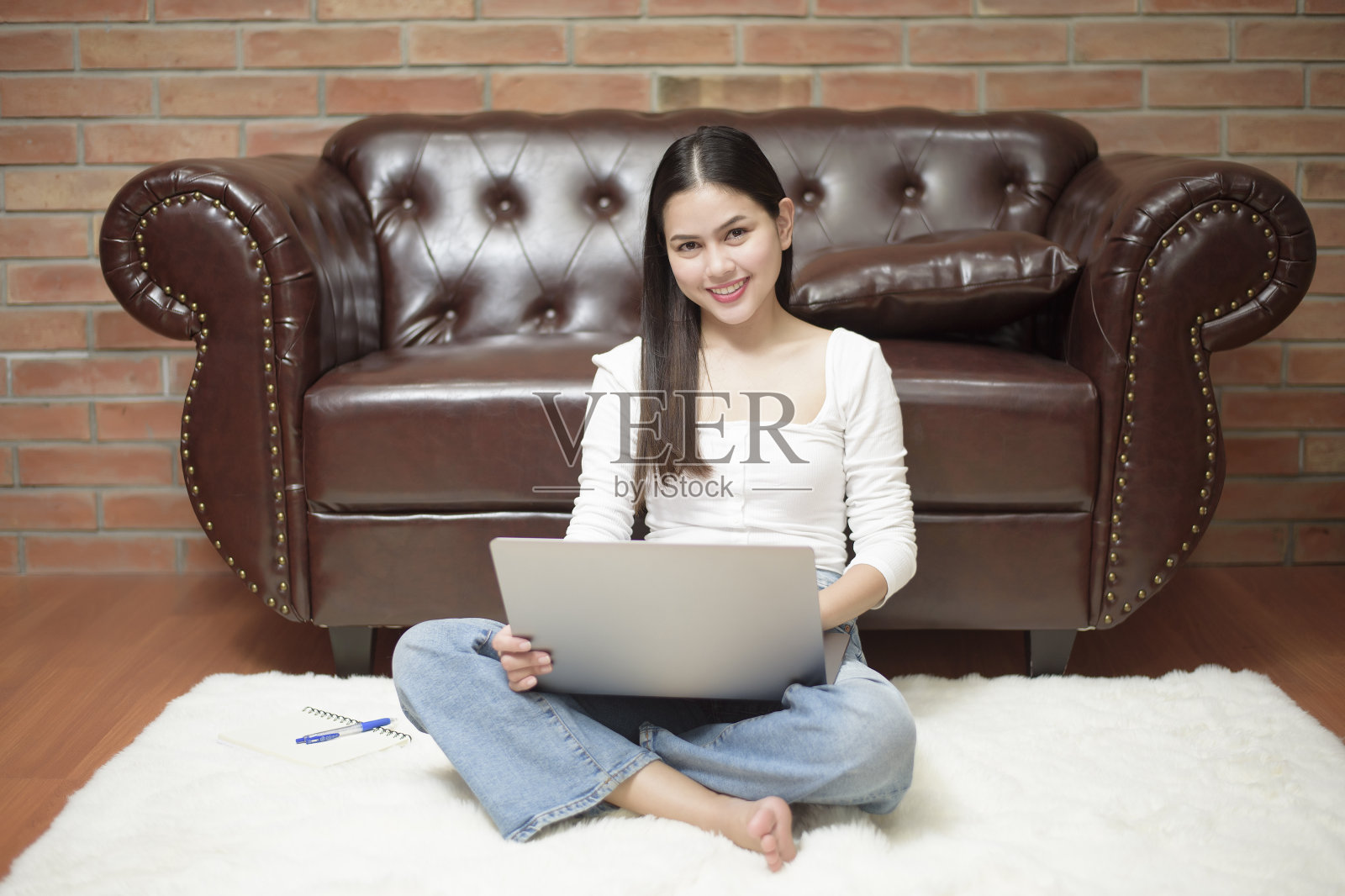 美女在家工作照片摄影图片